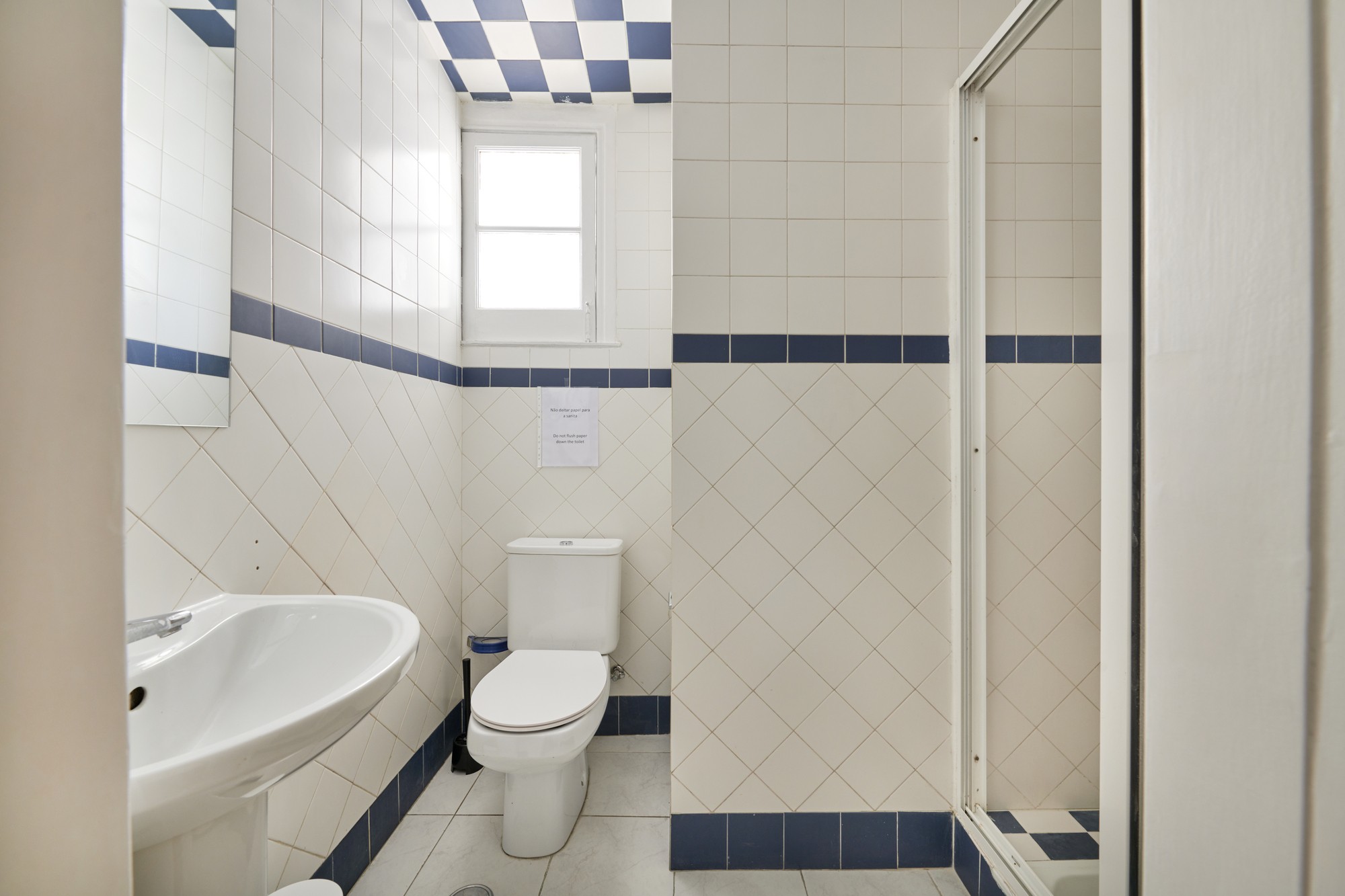 Rent Room Lisbon – Campo Pequeno 10# – Bathroom