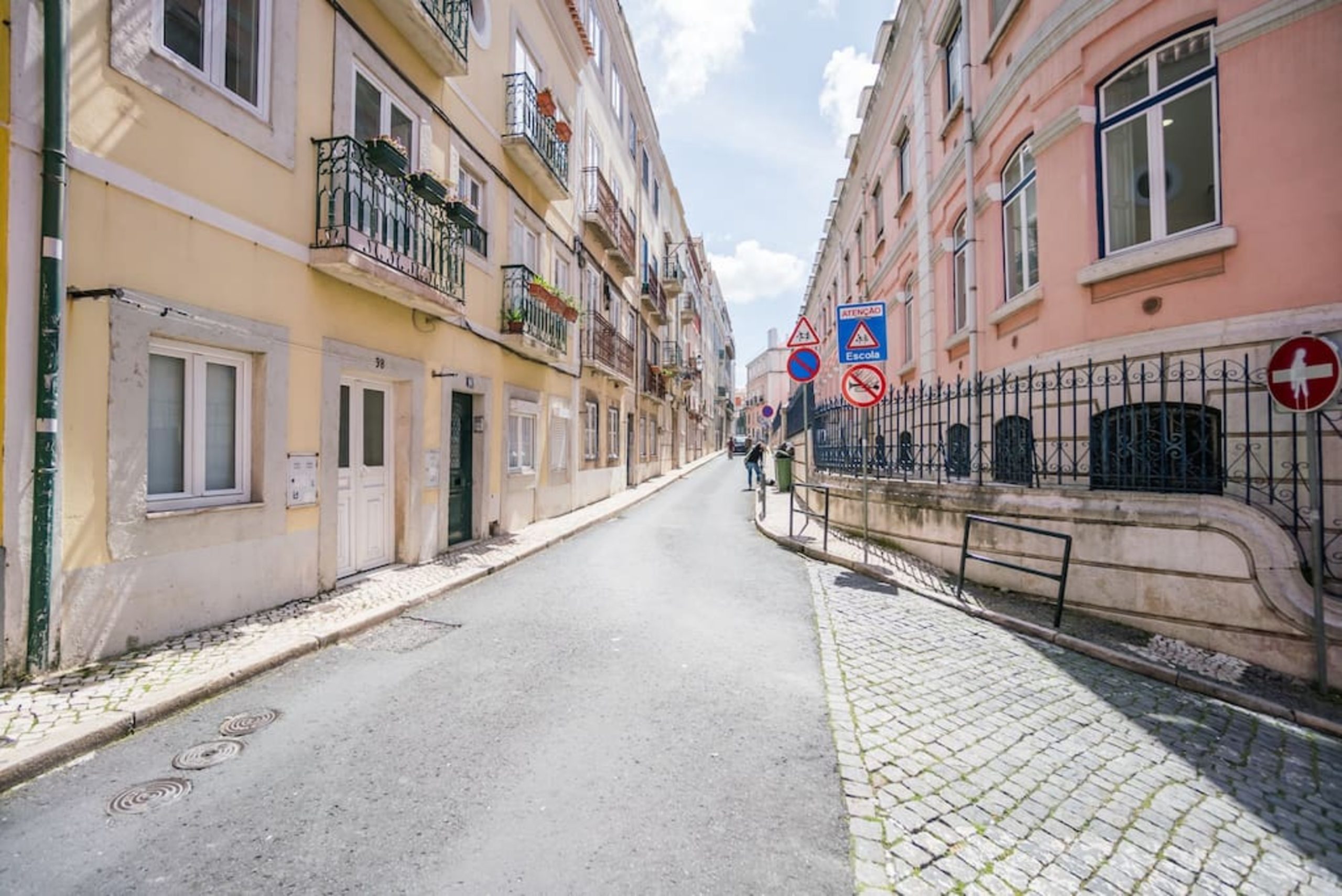 Rent Room Lisbon – Avenida 14# – Outside