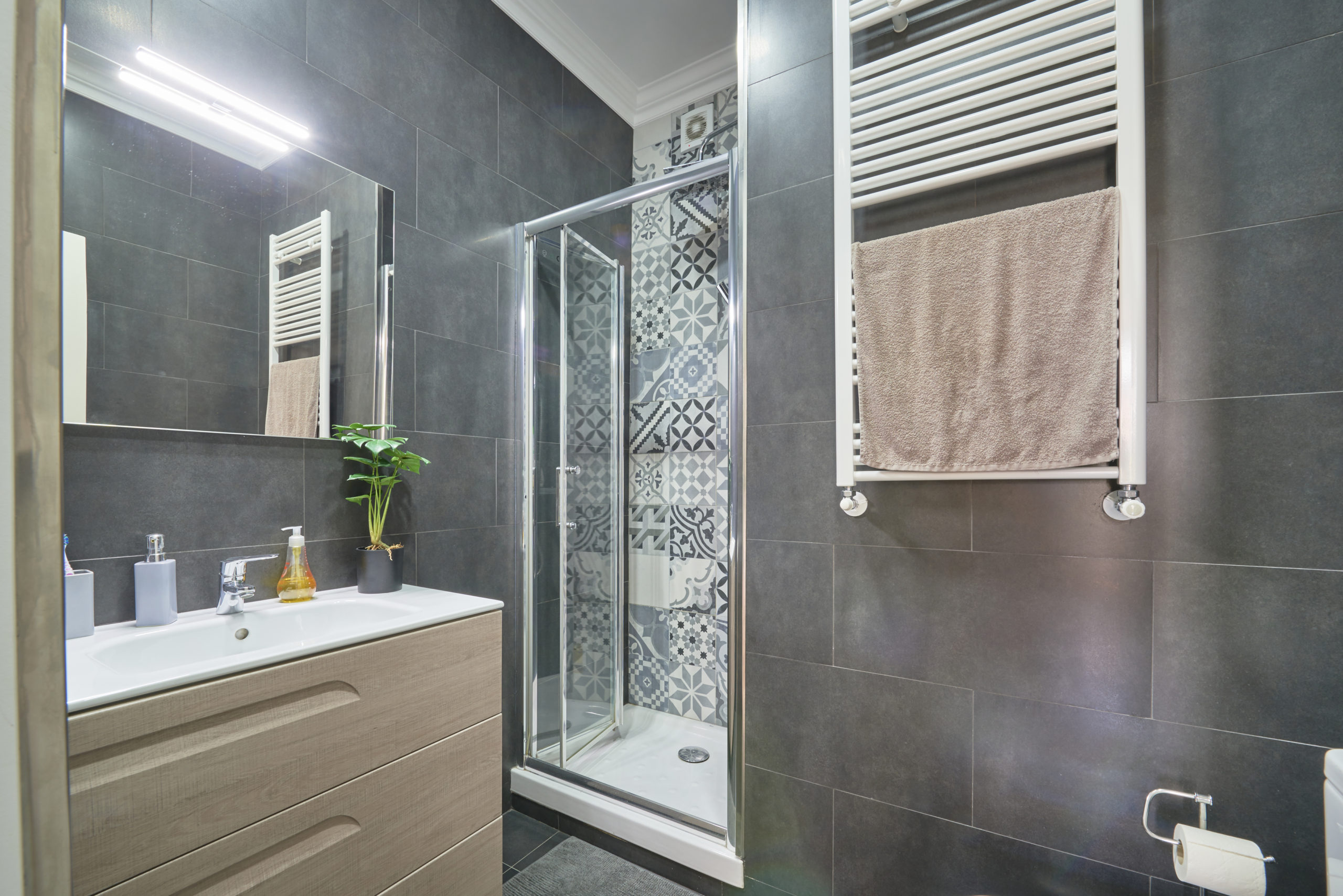 Rent Room Lisbon – Lapa 17# – Bathroom 1