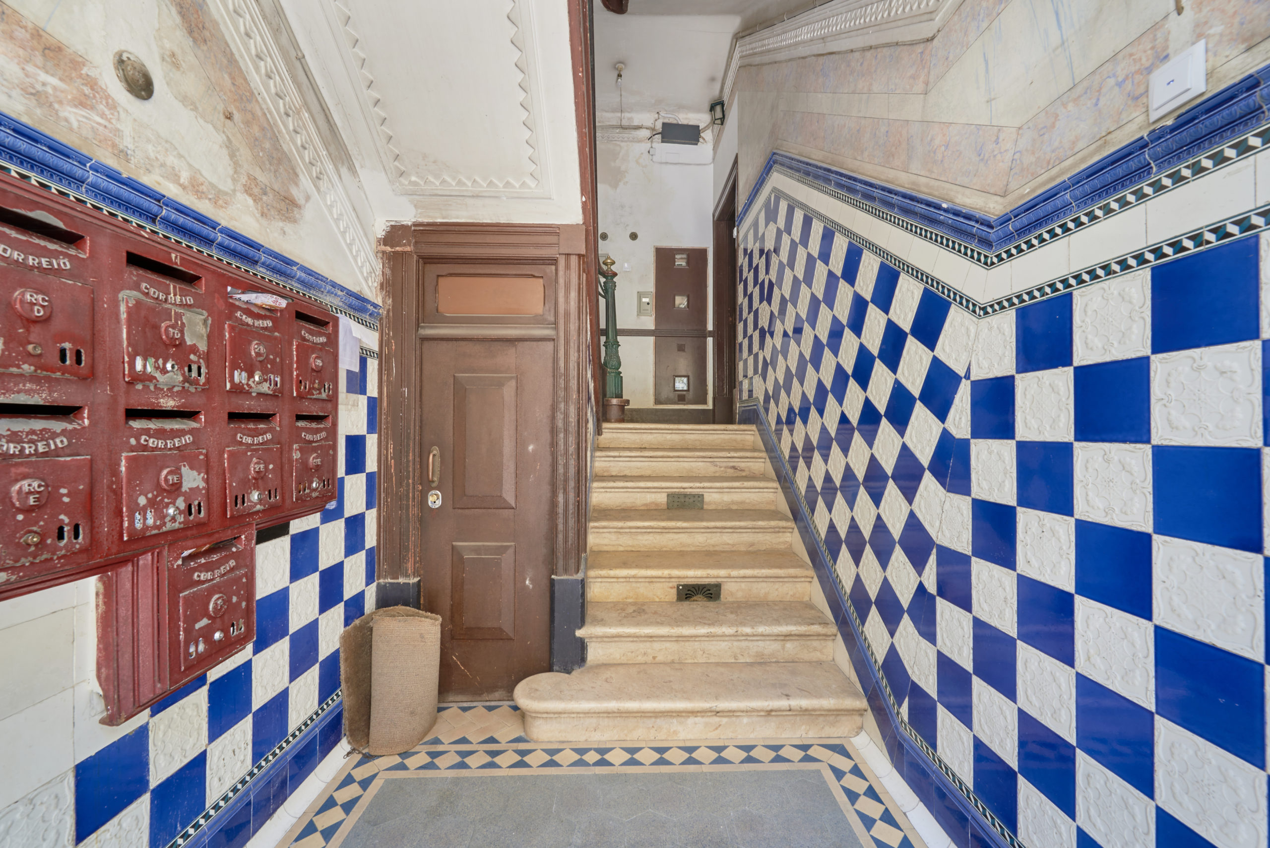 Rent Room Lisbon – Lapa 17# – Building