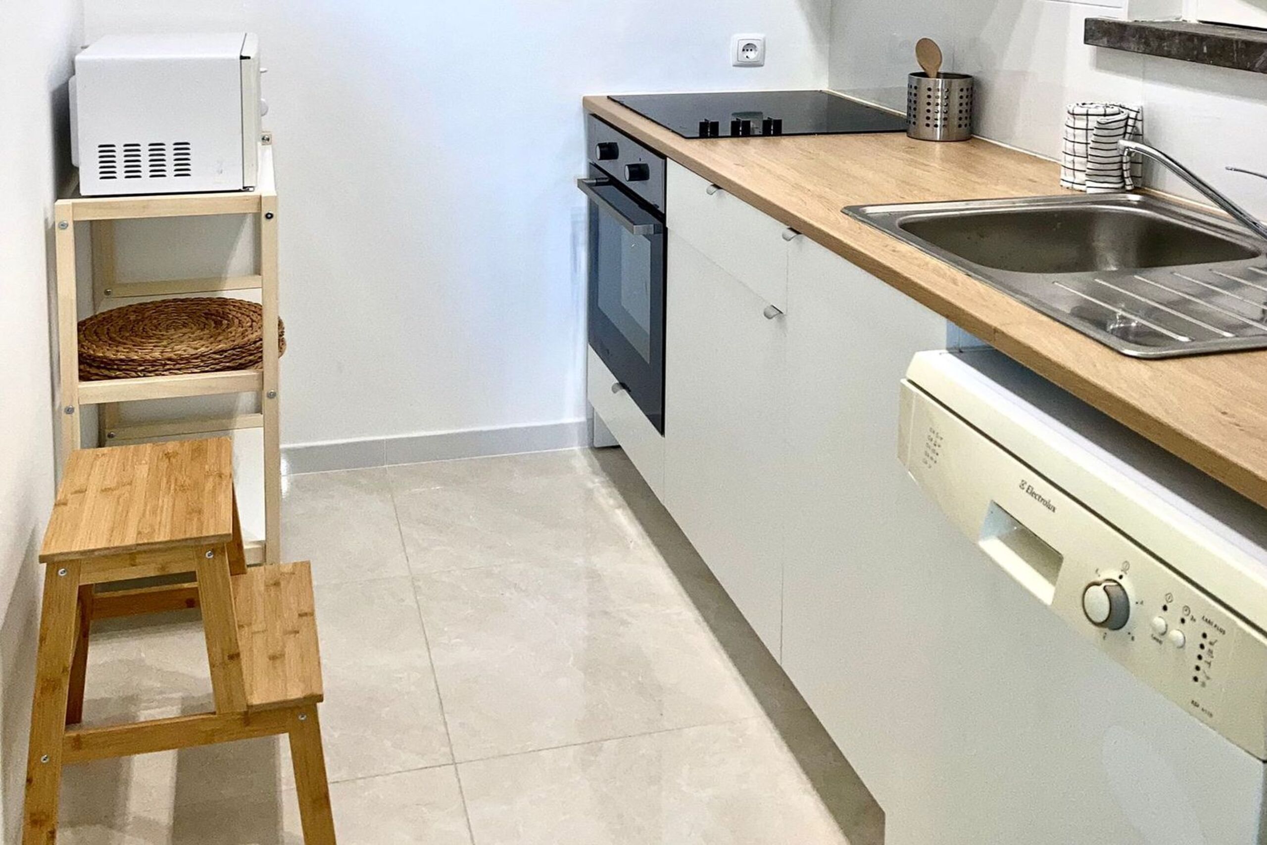 Rent Room Lisbon – Oeiras 23# – Kitchen
