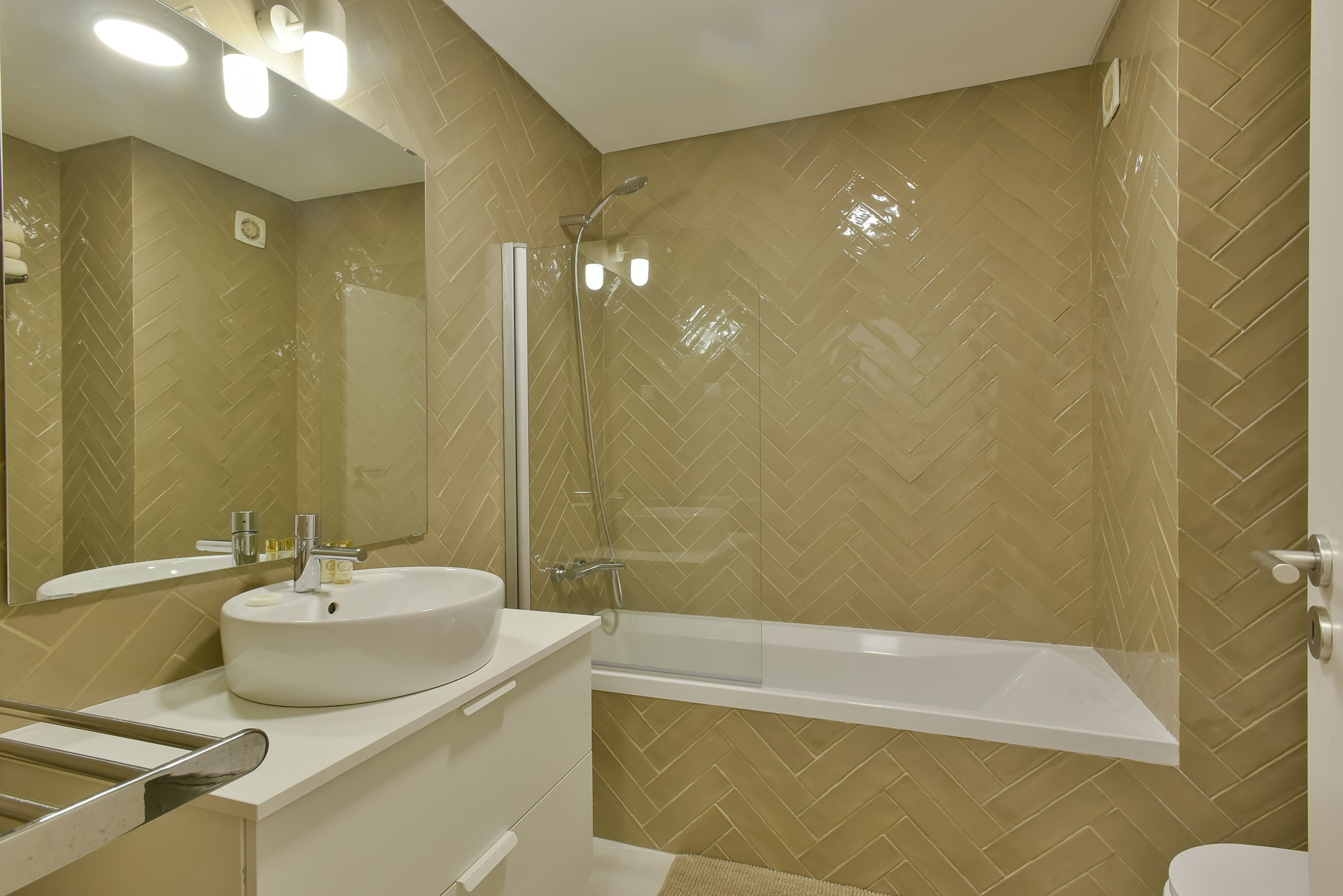 Rent Room Lisbon – Carcavelos 26# – Bathroom 1