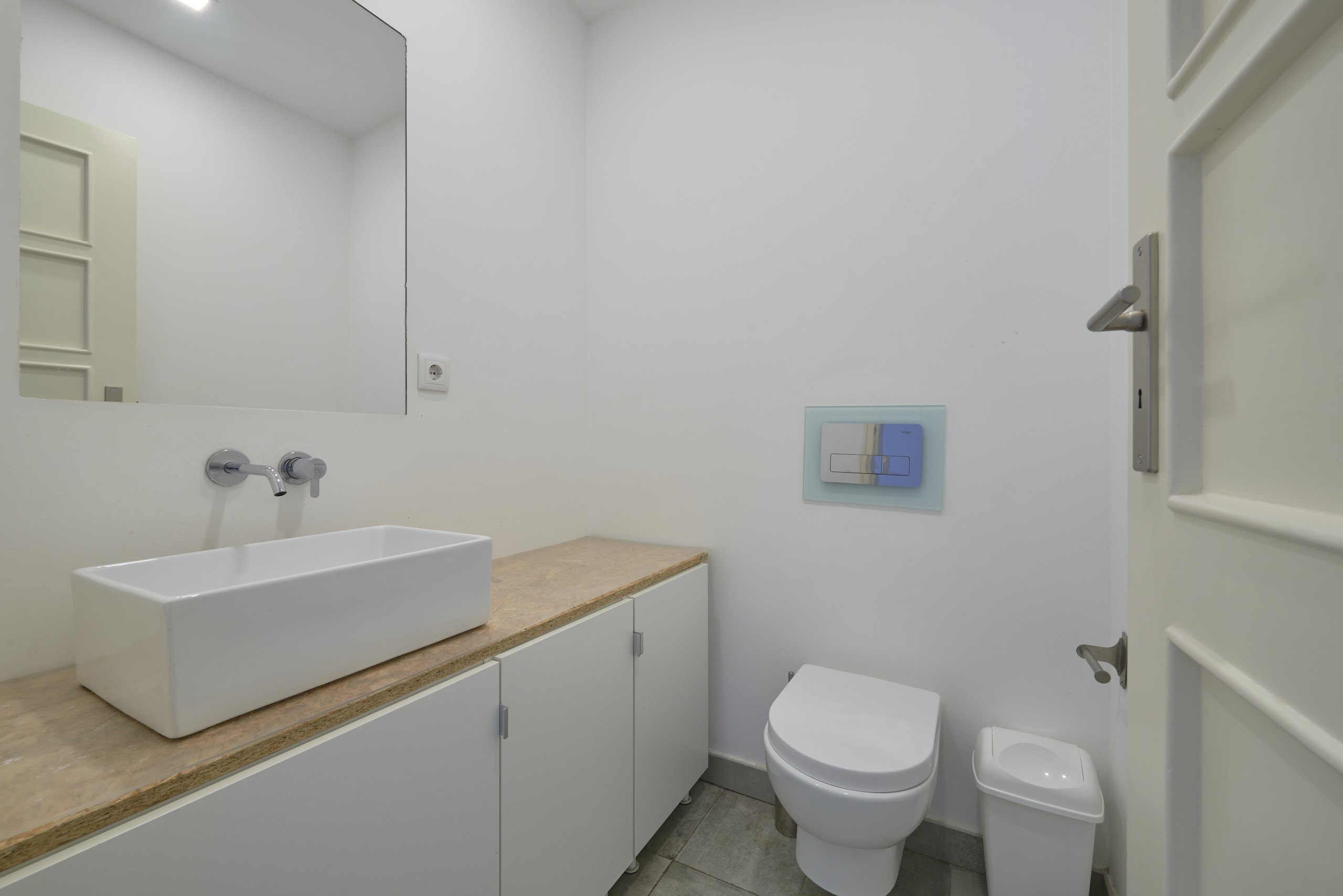 Rent Room Lisbon – Roma 8# – Bathroom 1