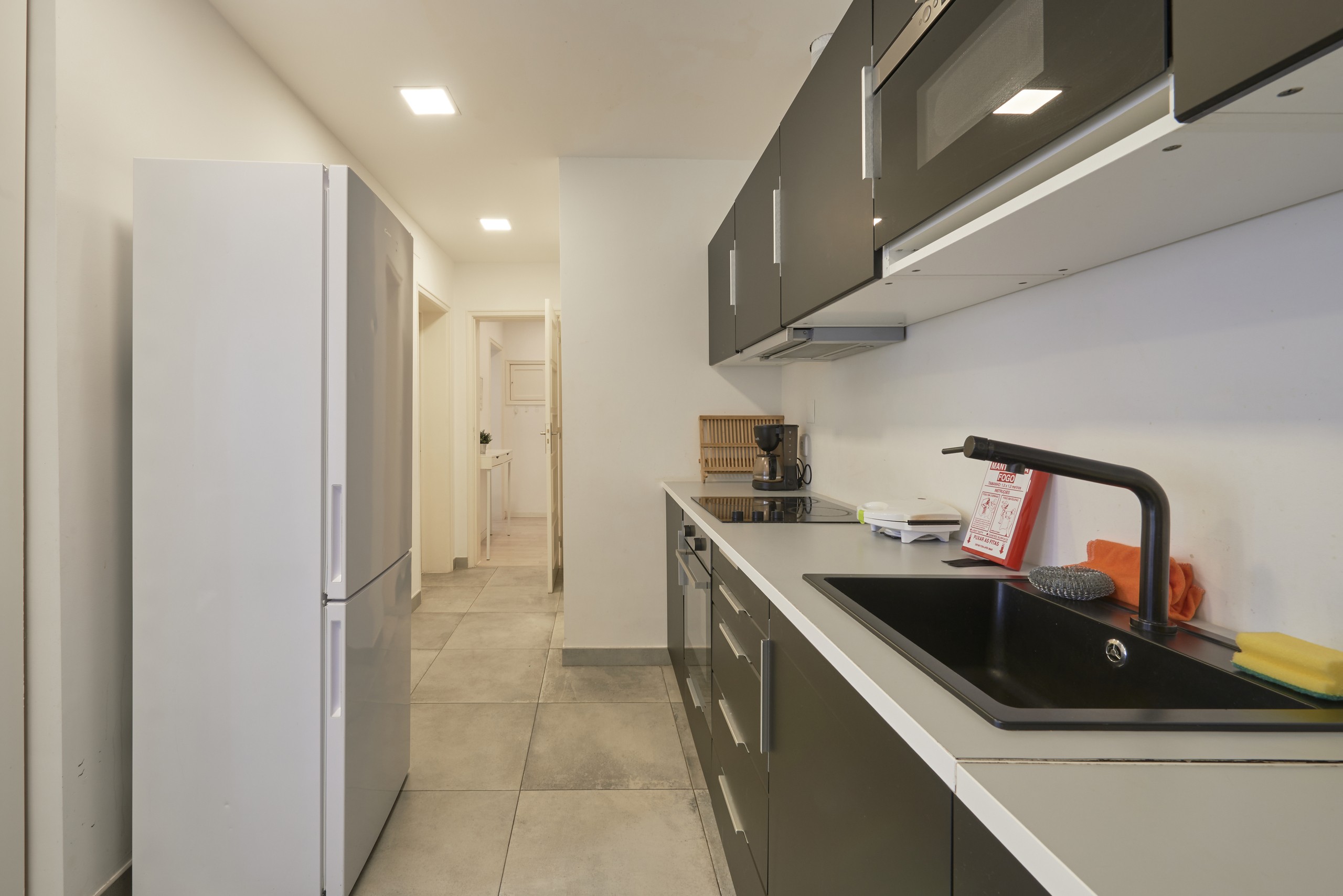Rent Room Lisbon – Roma 8# – Kitchen