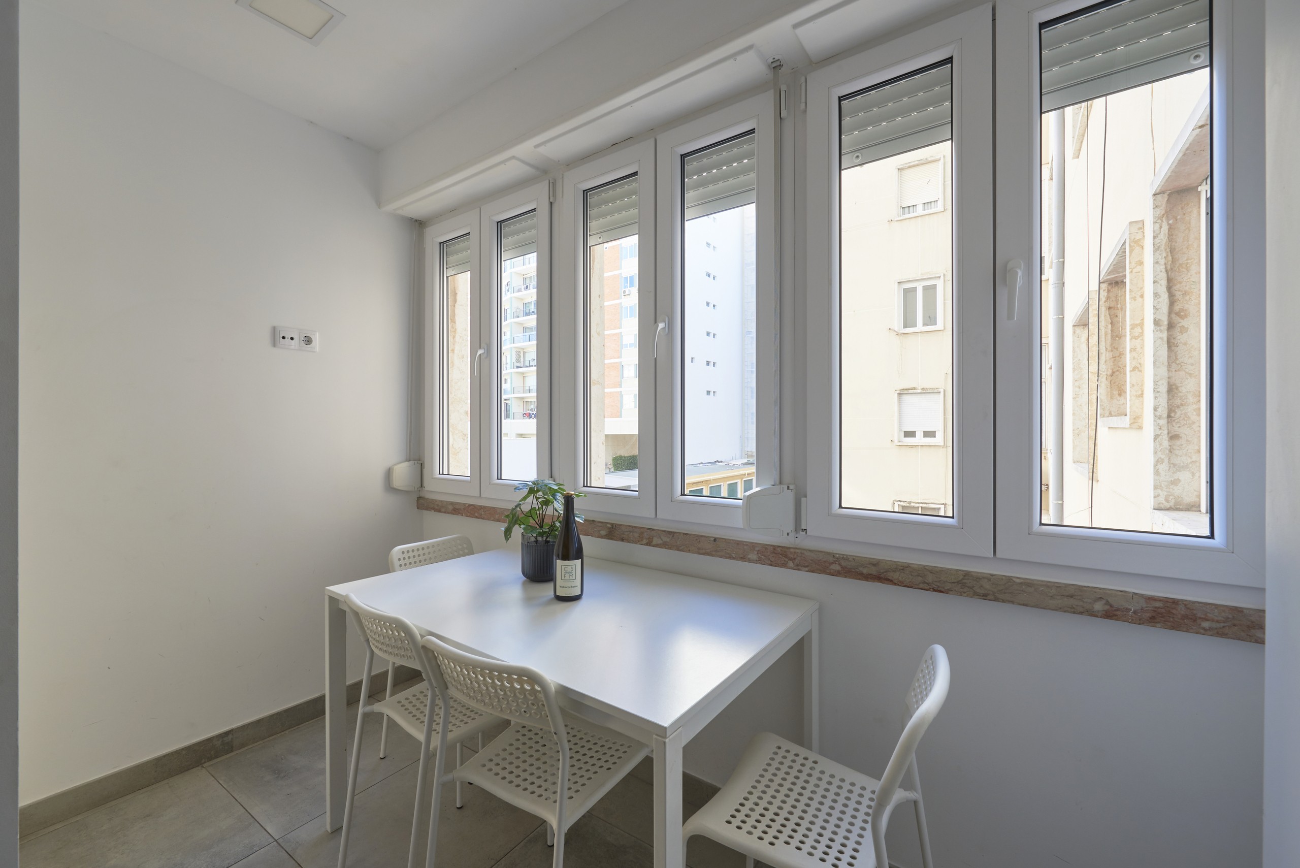 Rent Room Lisbon – Roma 8# – Dining Room