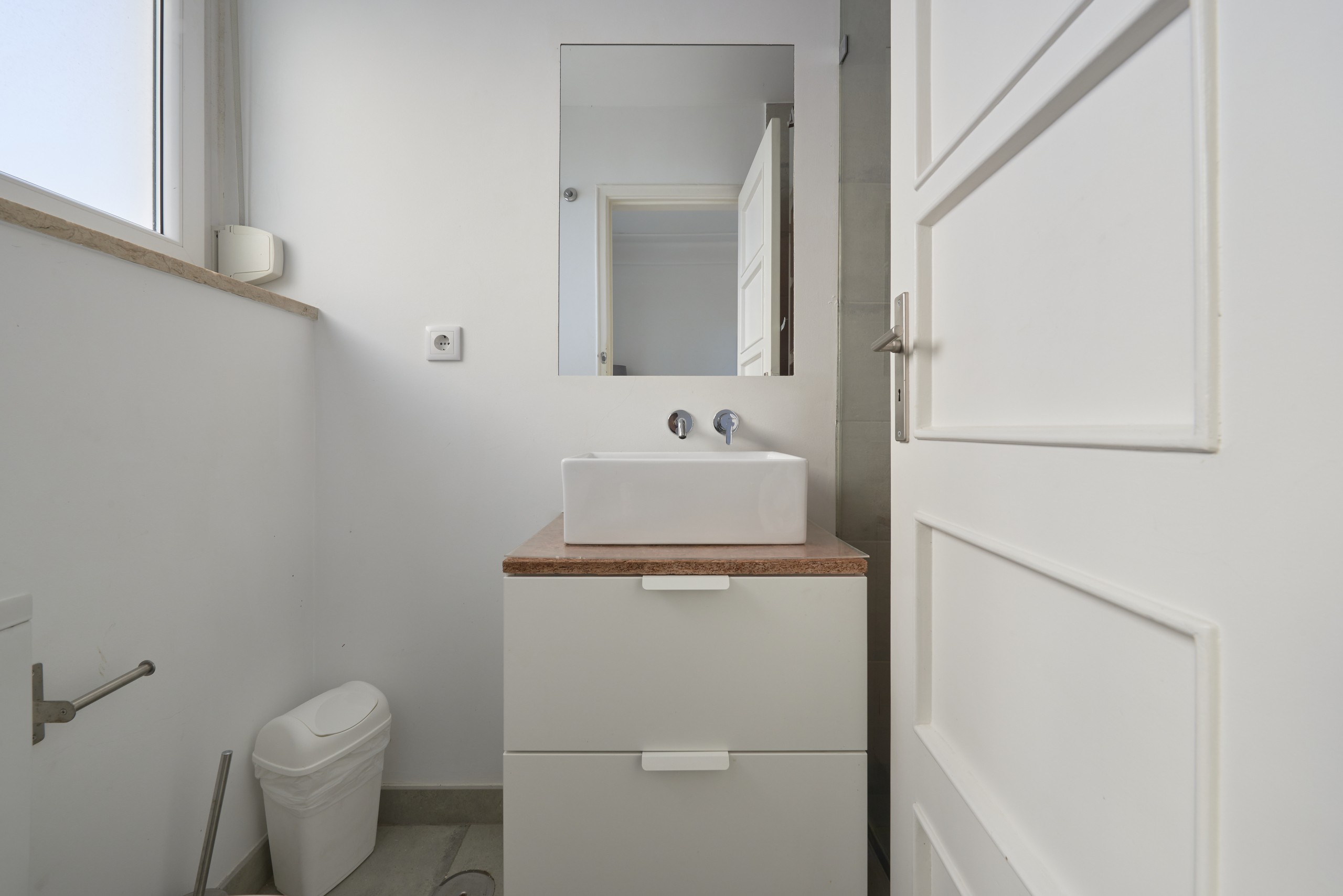 Rent Room Lisbon – Roma 8# – Bathroom 2