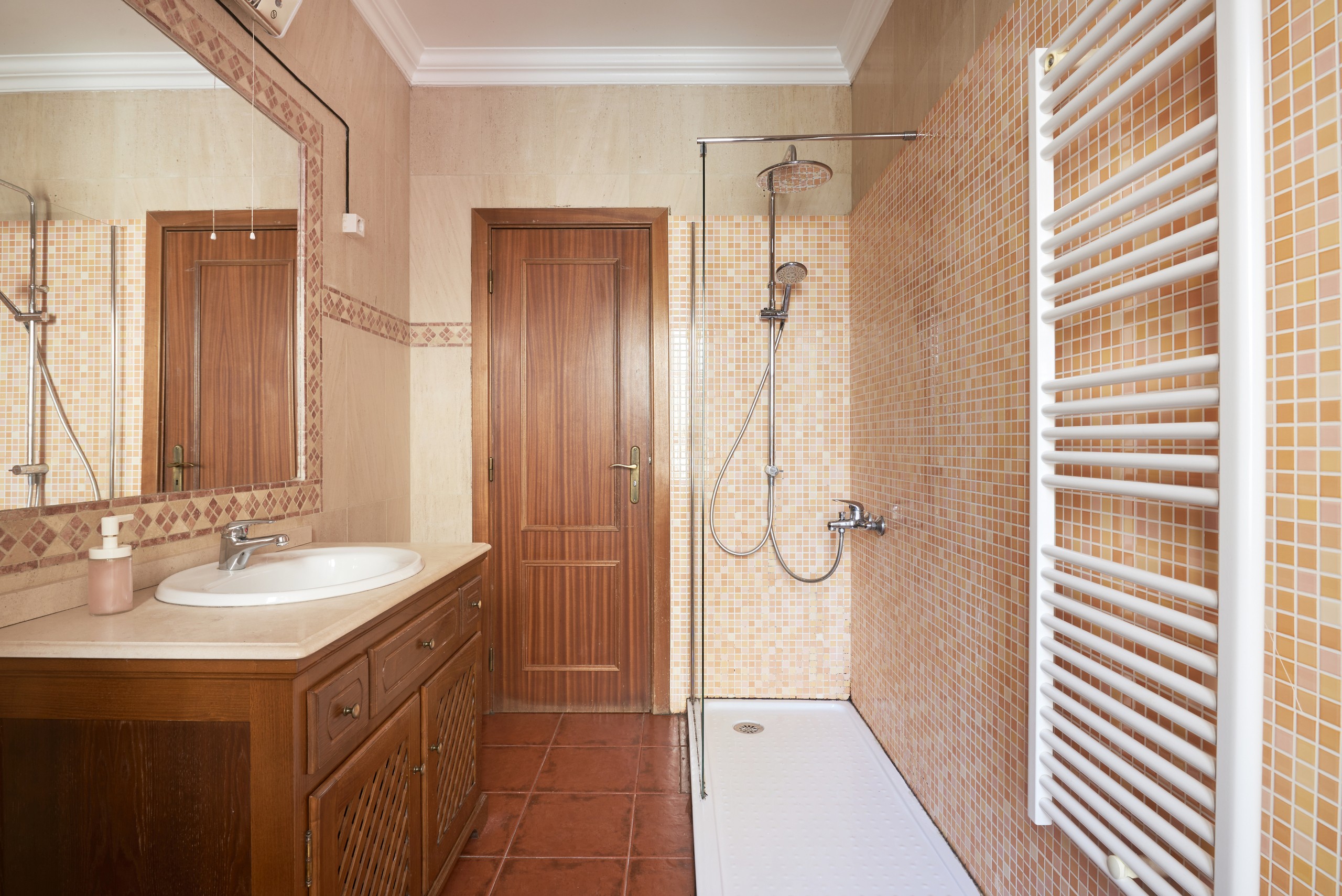 Rent Room Lisbon – Rato 30# – Bathroom 2