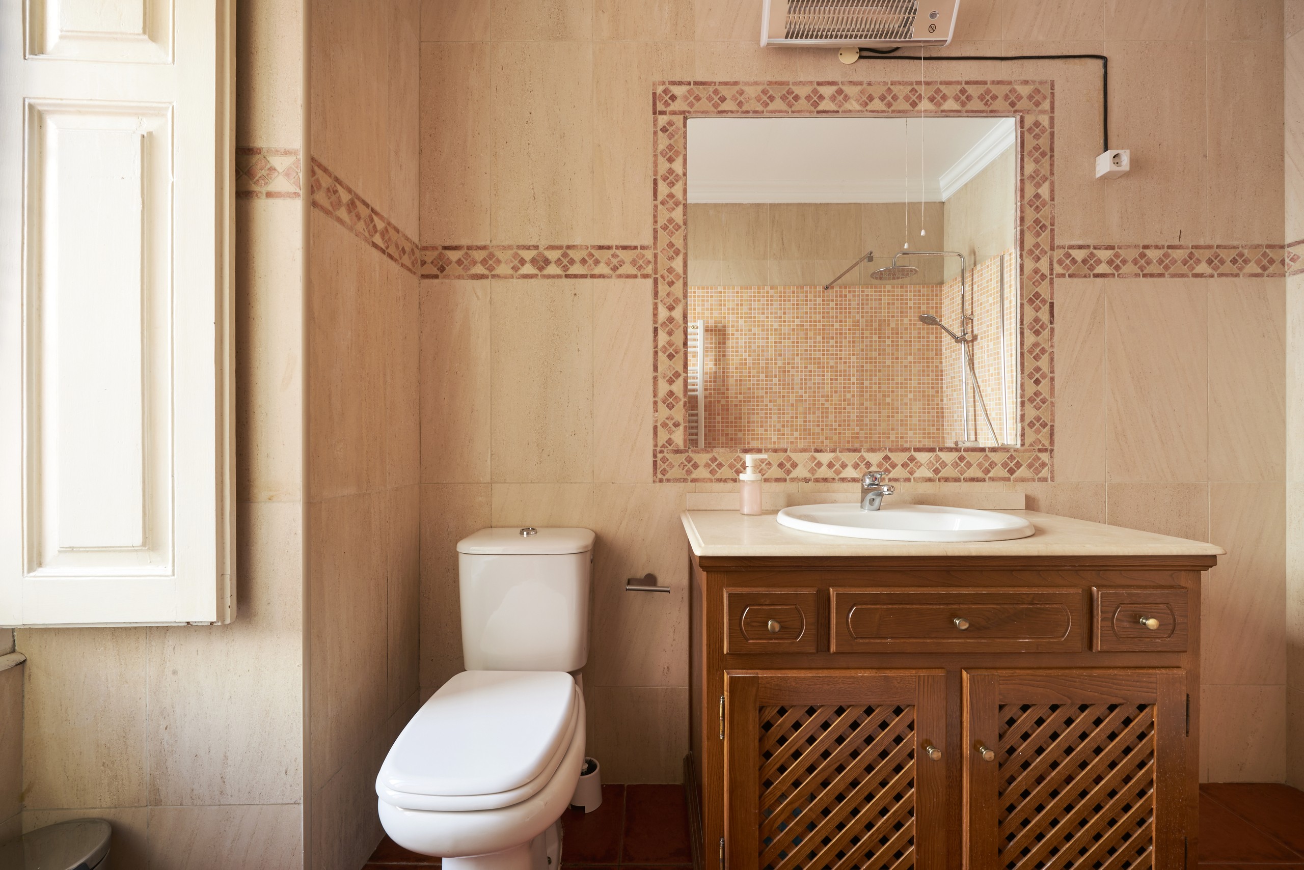 Rent Room Lisbon – Rato 30# – Bathroom 2