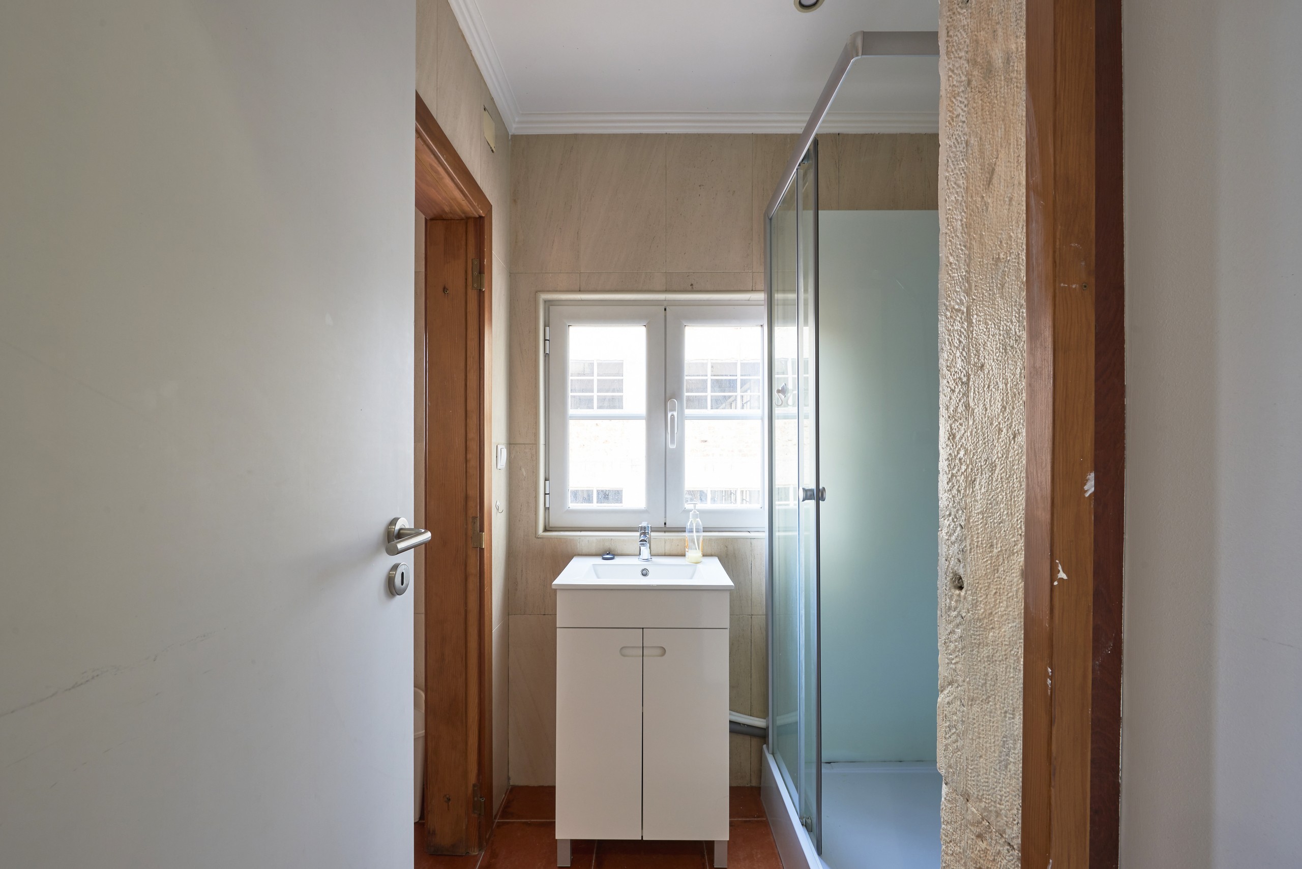 Rent Room Lisbon – Rato 30# – Bathroom 1