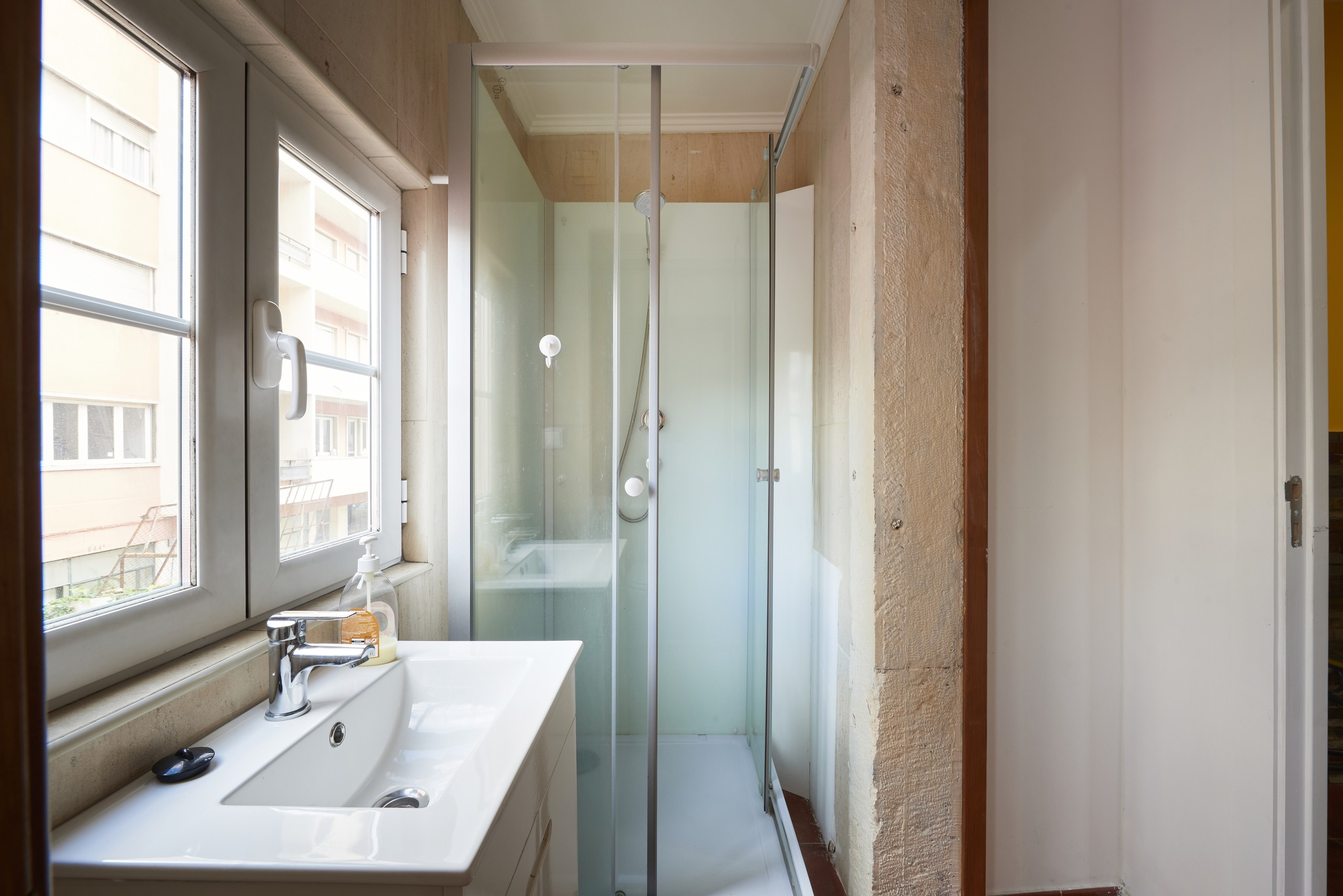 Rent Room Lisbon – Rato 30# – Bathroom 1