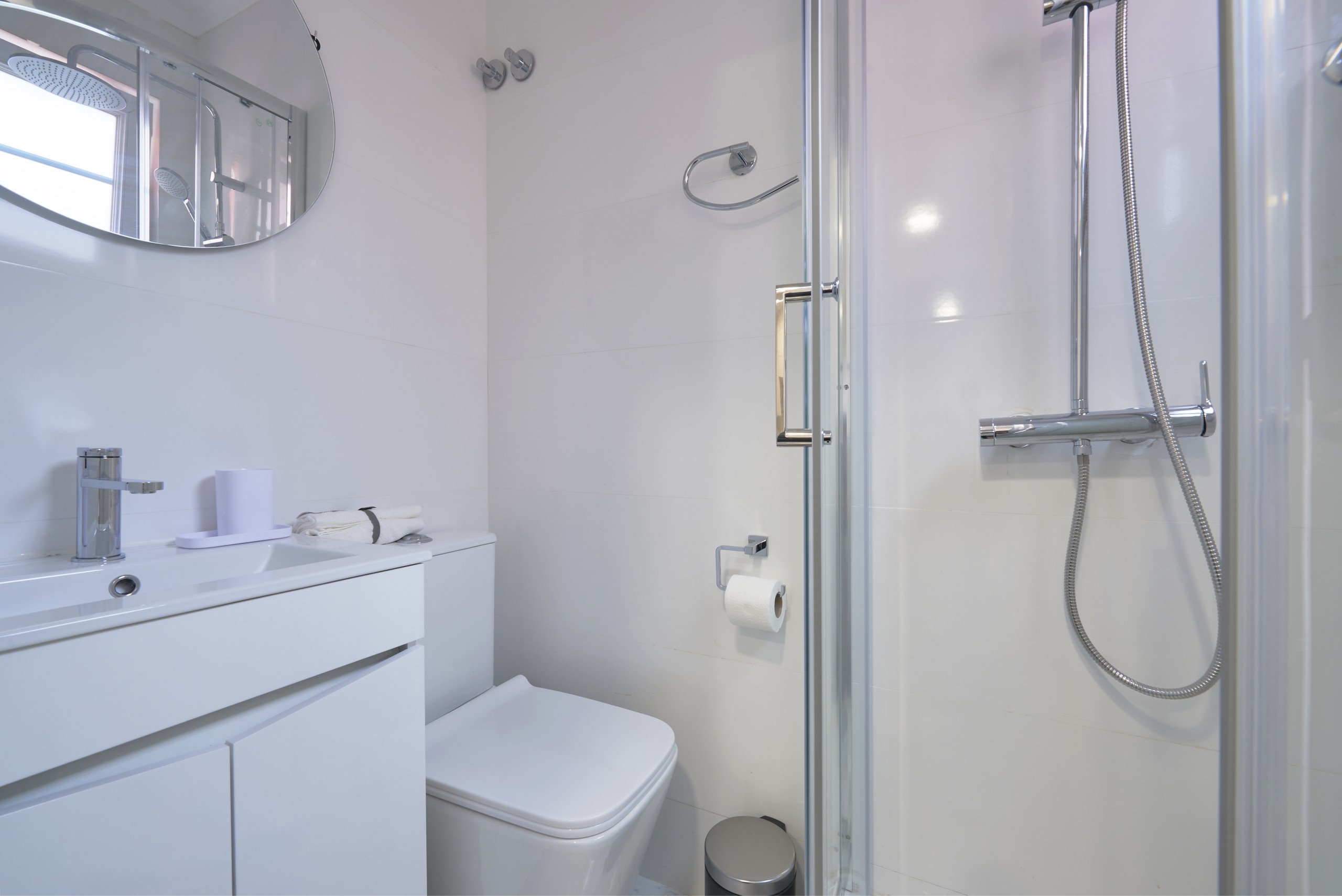 Rent Room Lisbon – Rato 32# – Bathroom 2