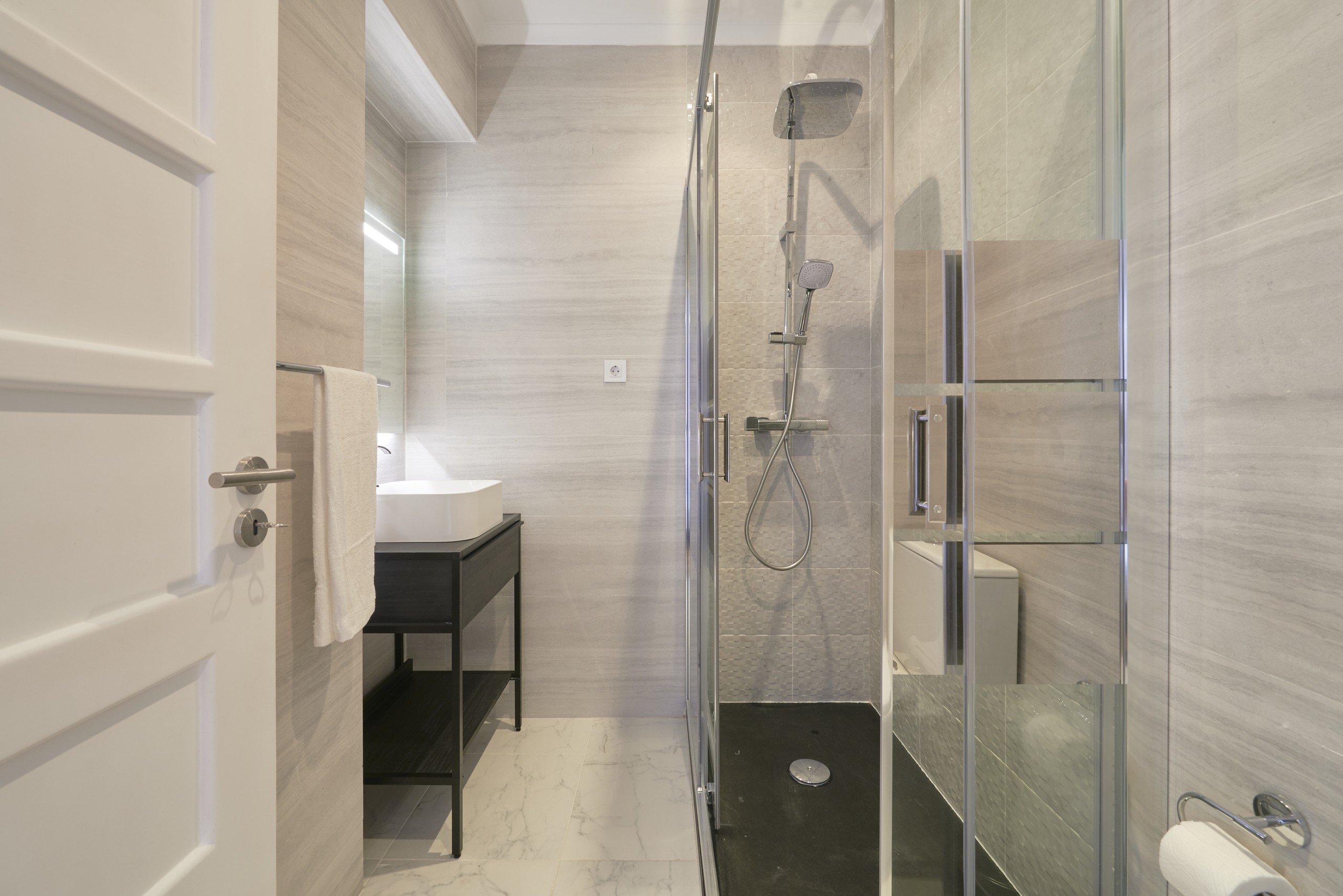 Rent Room Lisbon – Rato 32# – Bedroom 6 Bathroom