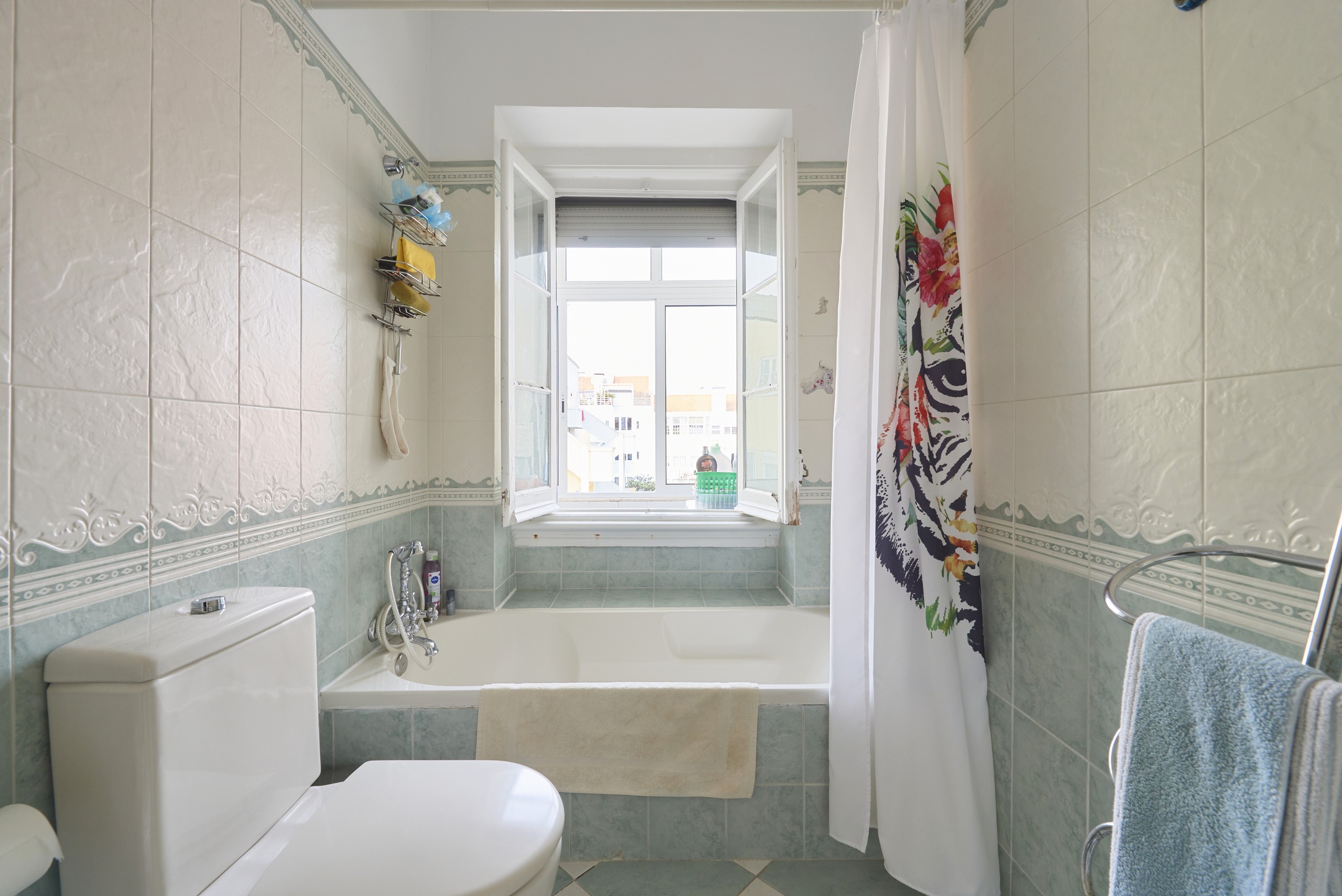 Rent Room Lisbon – Campo de Ourique 33# – Bathroom