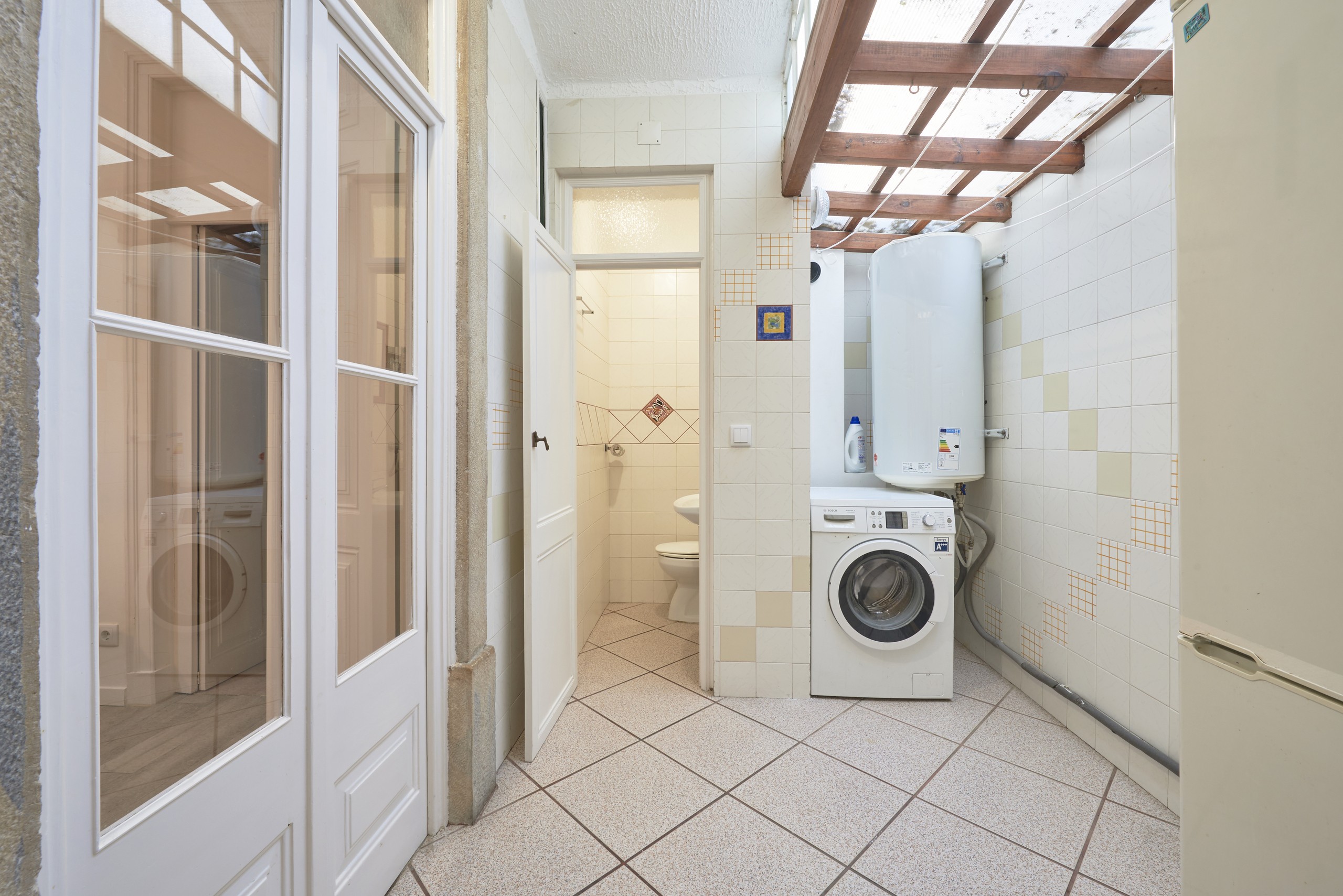 Rent Room Lisbon – Avenida 1# – Laundry Room