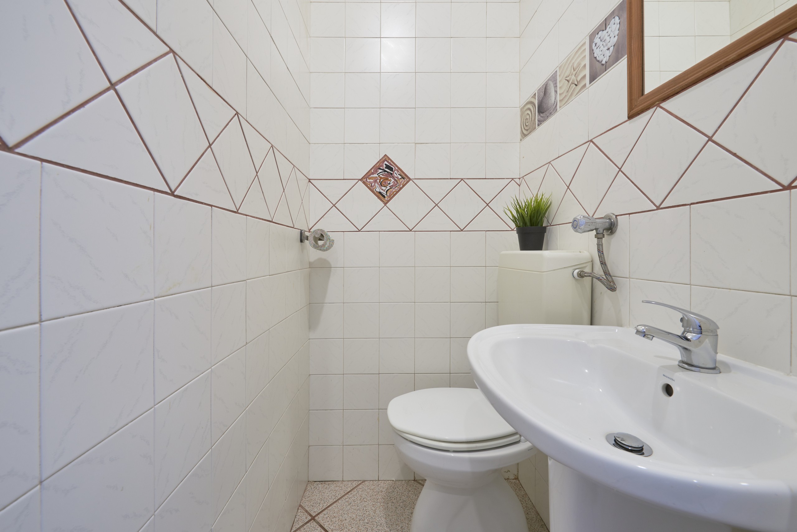Rent Room Lisbon – Avenida 1# – Bathroom 2