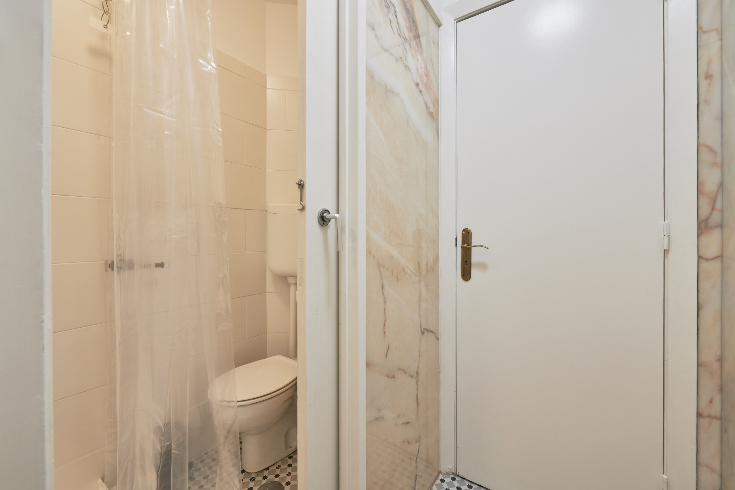 Rent Room Lisbon – Saldanha 9# – Bathroom 2