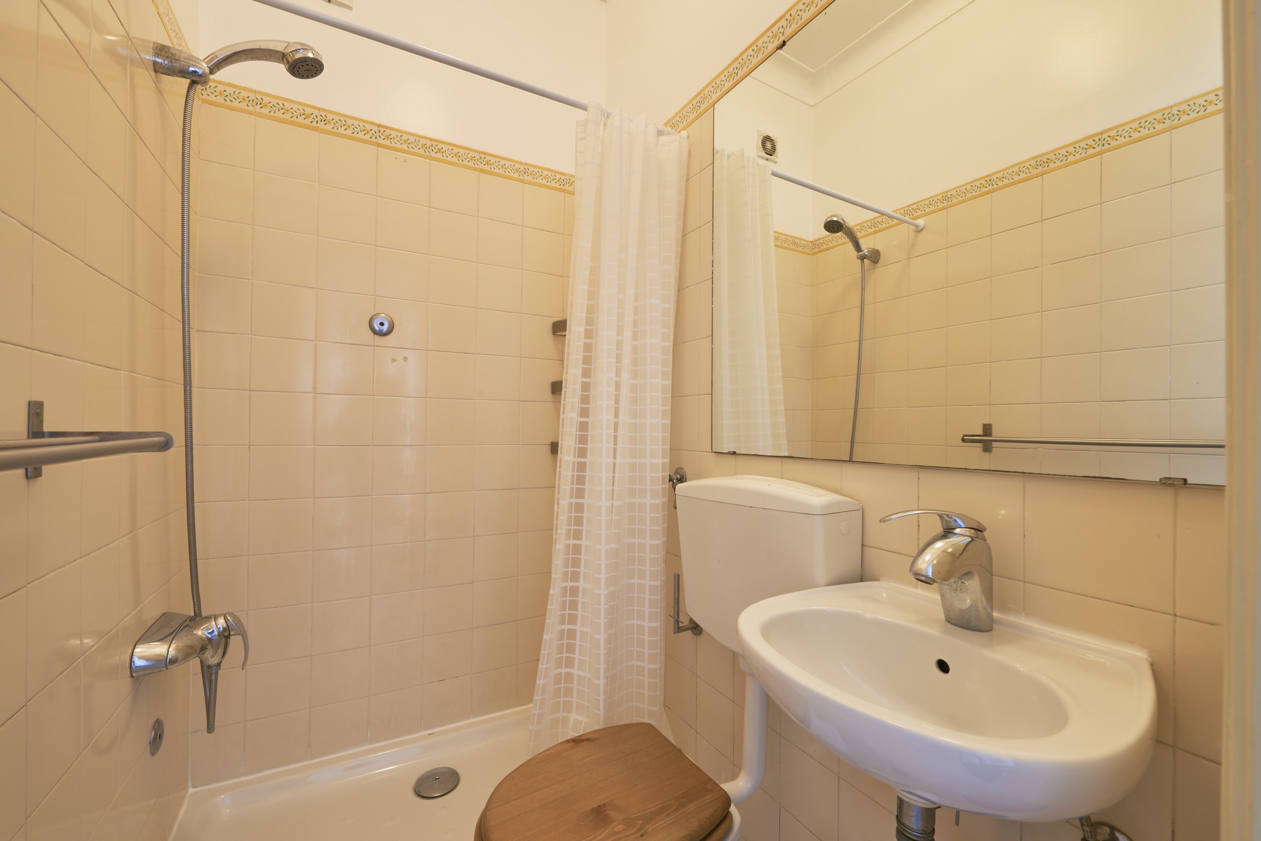 Rent Room Lisbon – Saldanha 16# – Bathroom 1