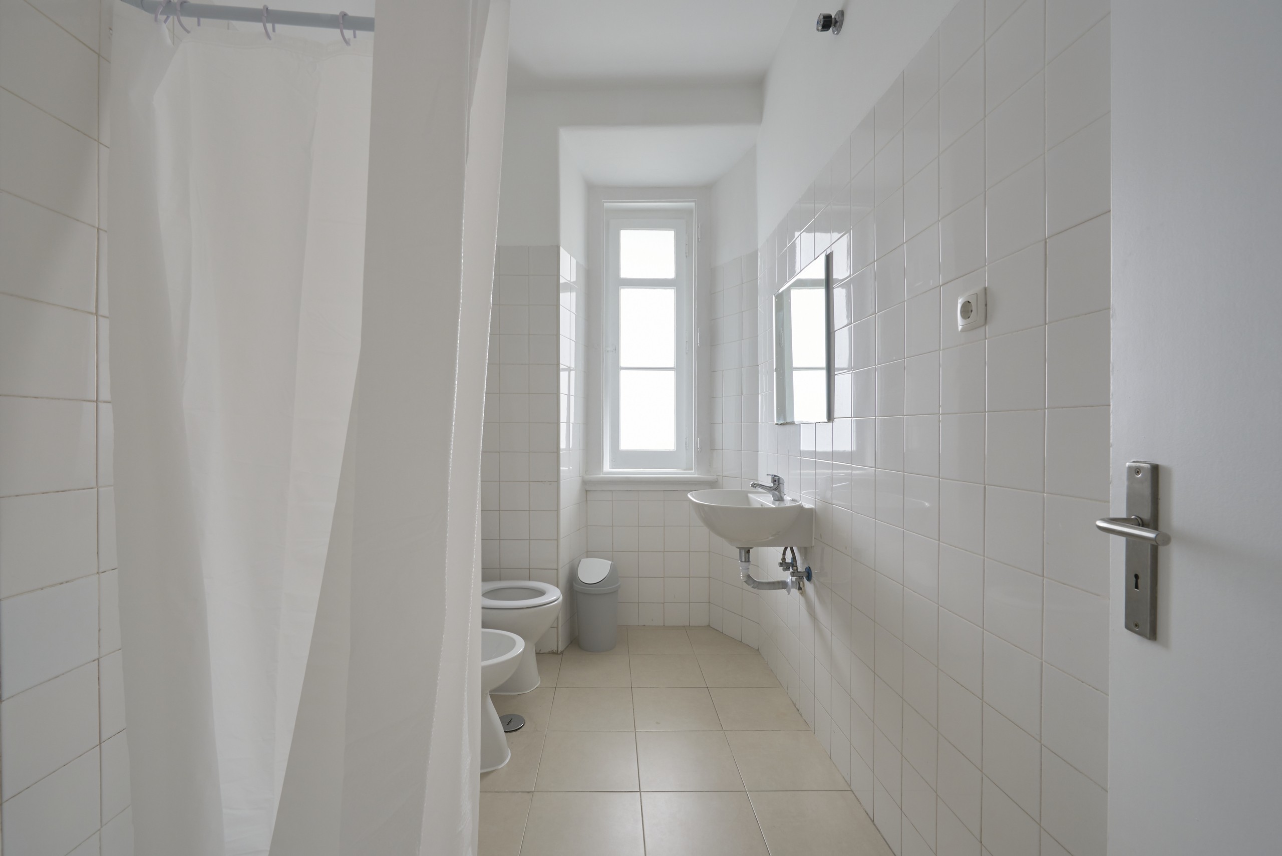Rent Room Lisbon – Picoas 34# – Bathroom 2