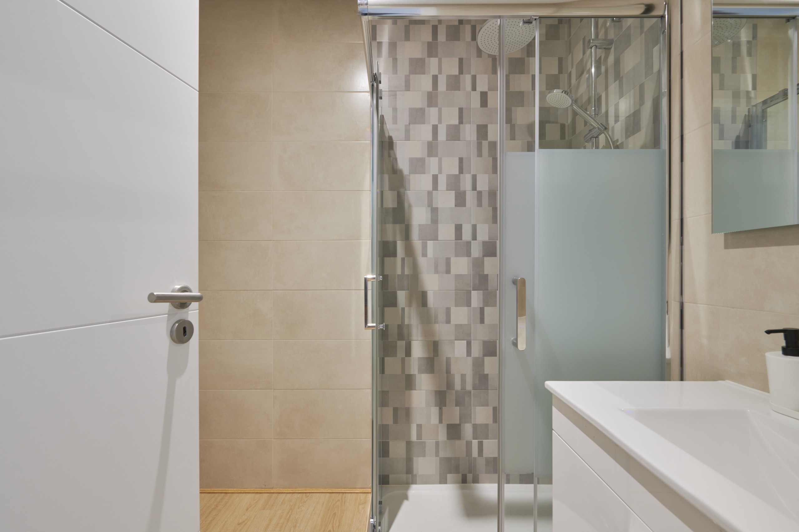 Rent Room Lisbon – Campo Grande 37# – Bathroom 1