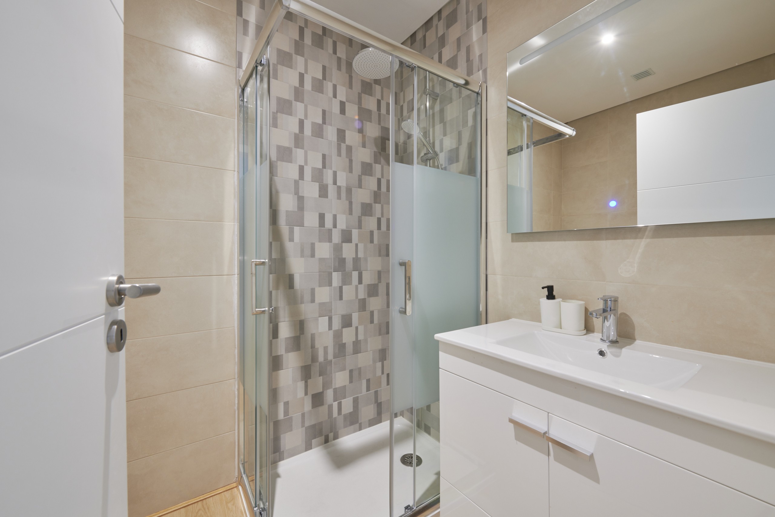 Rent Room Lisbon – Campo Grande 37# – Bathroom 1