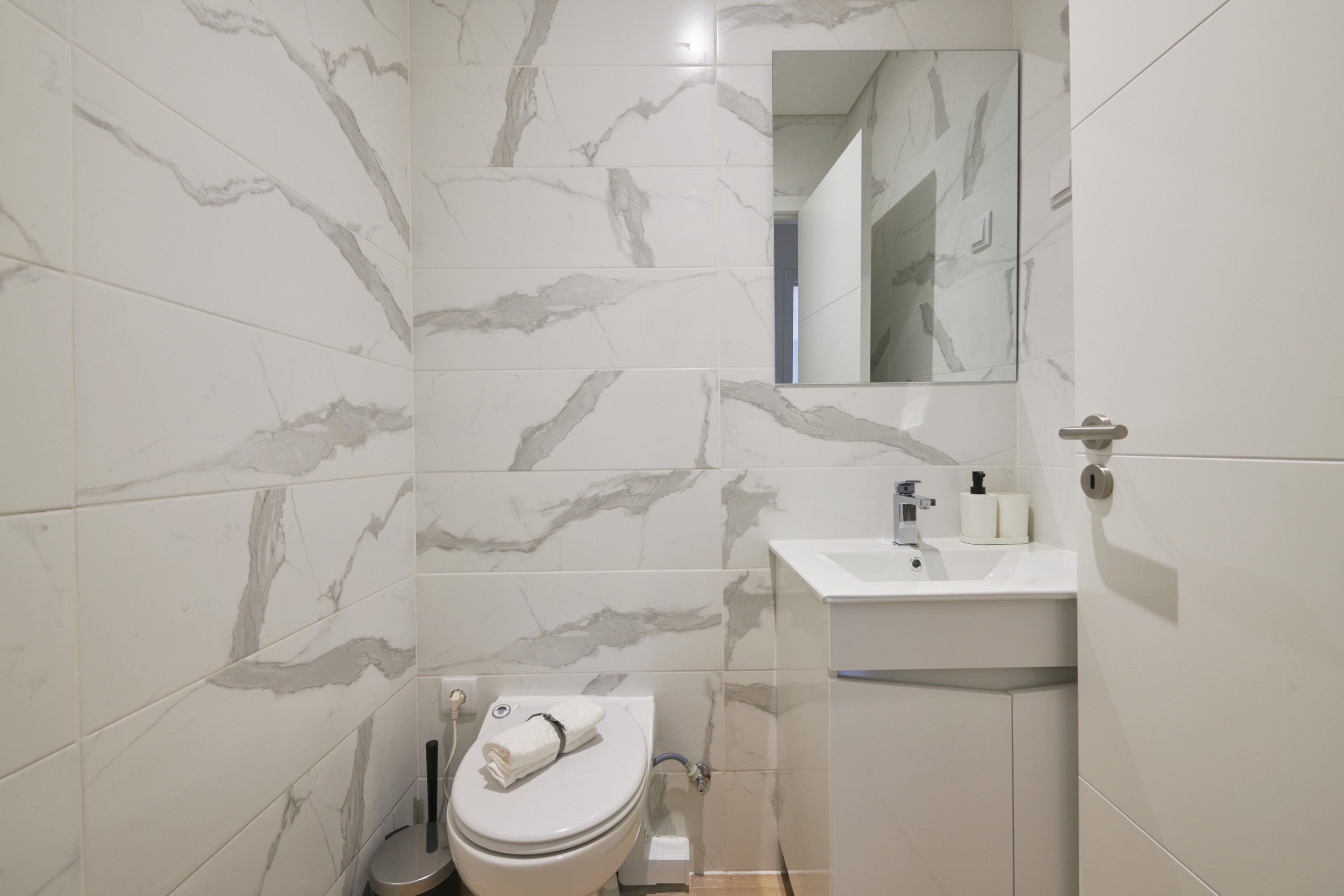 Rent Room Lisbon – Campo Grande 37# – Bathroom 2