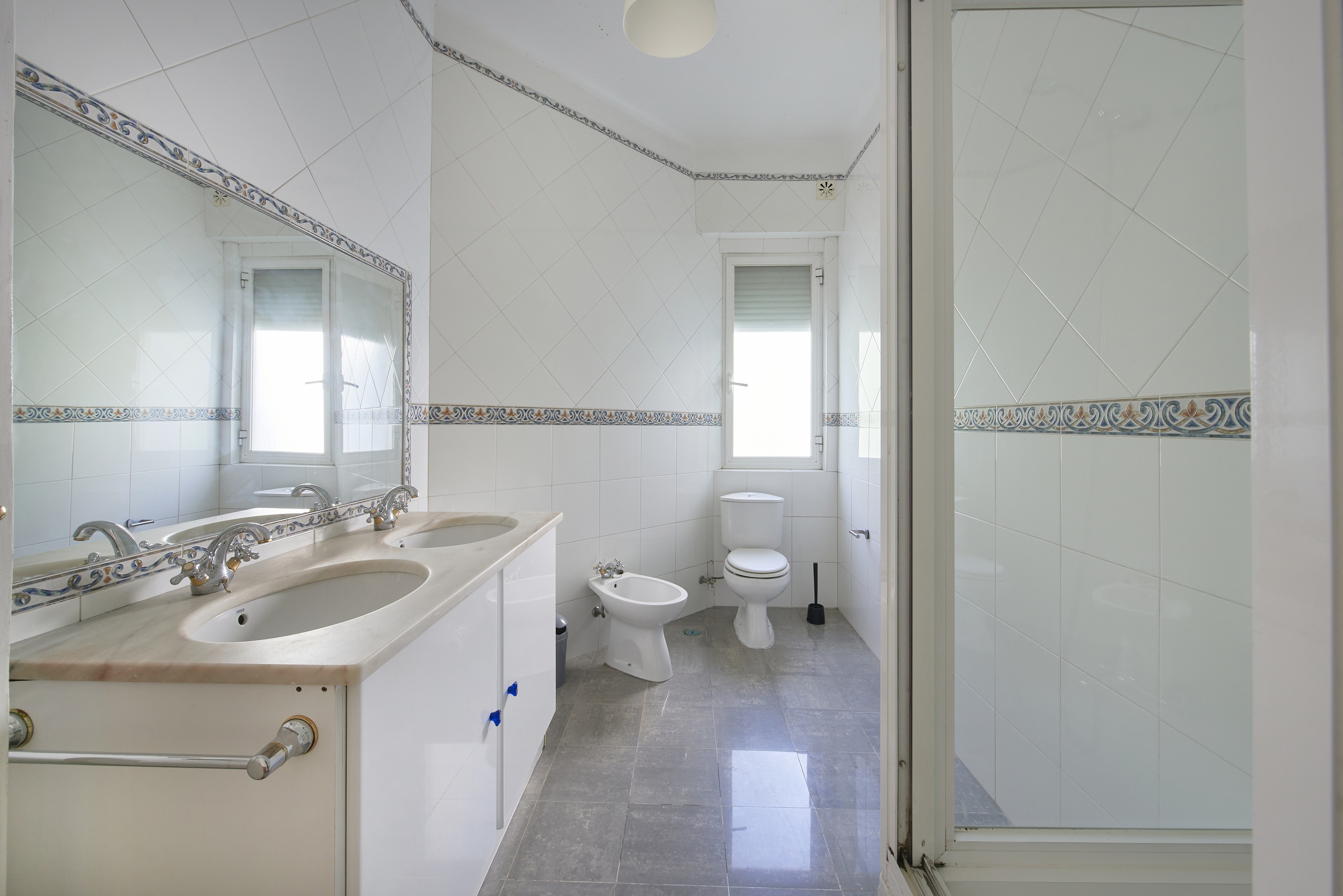 Rent Room Lisbon – Anjos 42# - Bathroom 1