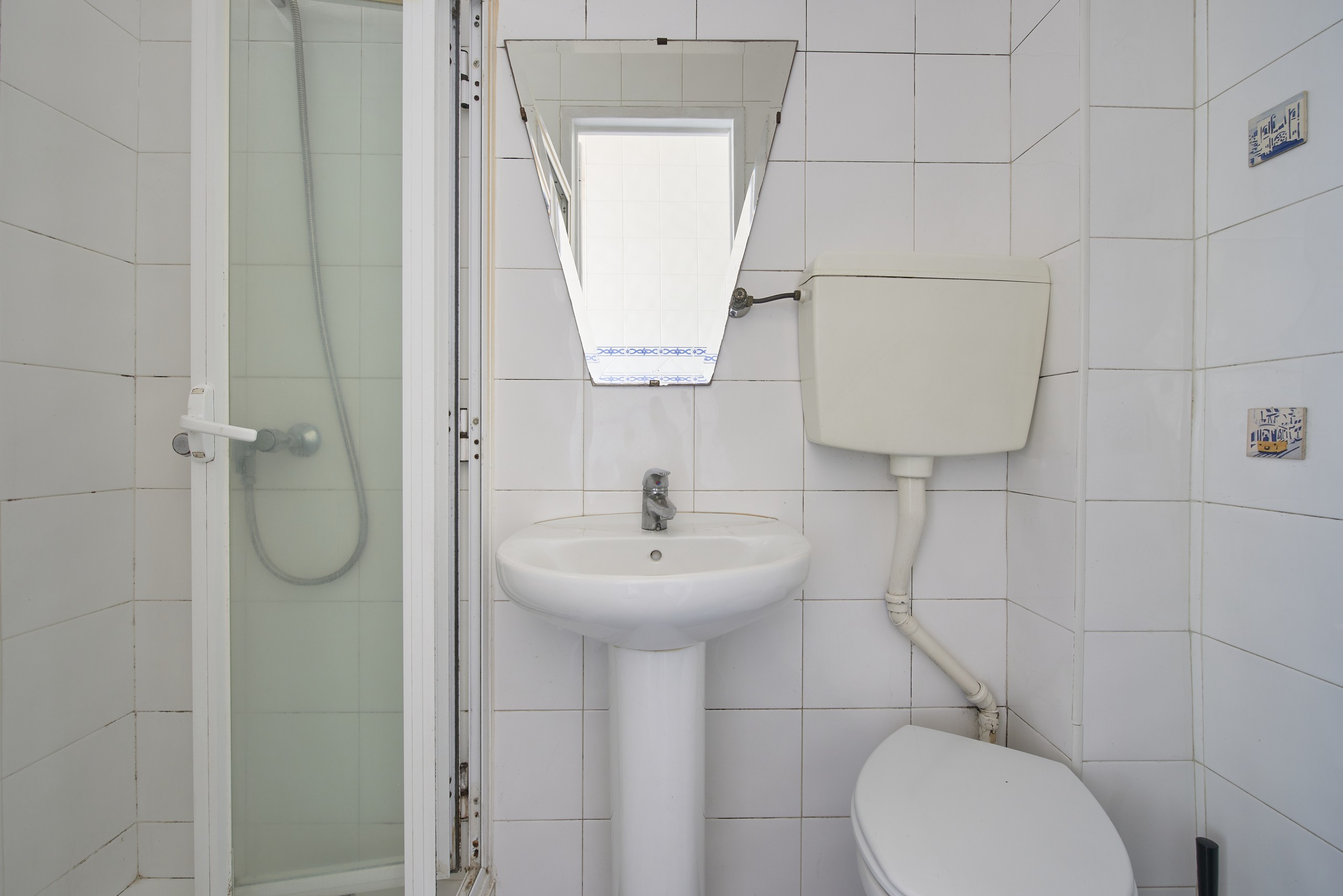 Rent Room Lisbon – Anjos 42# - Bathroom 2