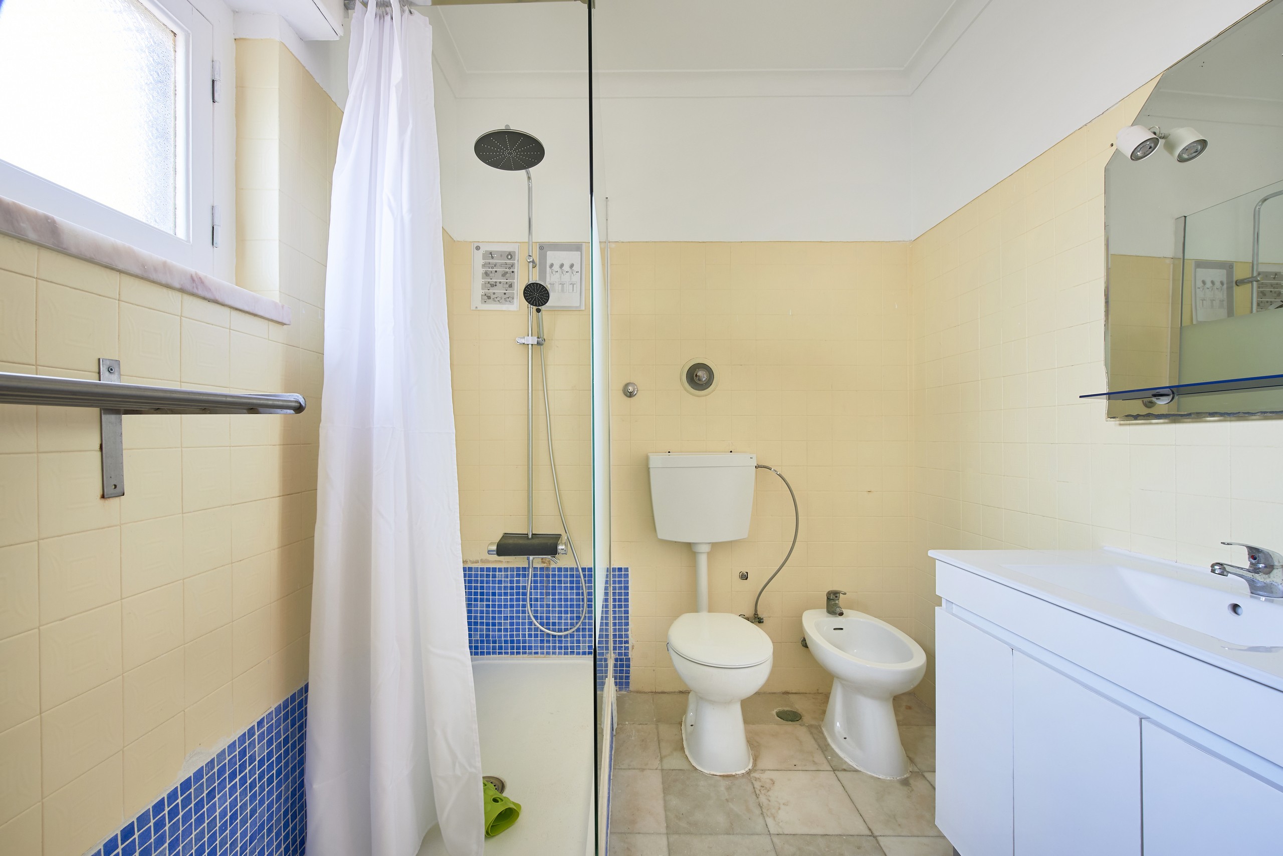 Rent Room Lisbon – Sassoeiros 46# - Bathroom 1