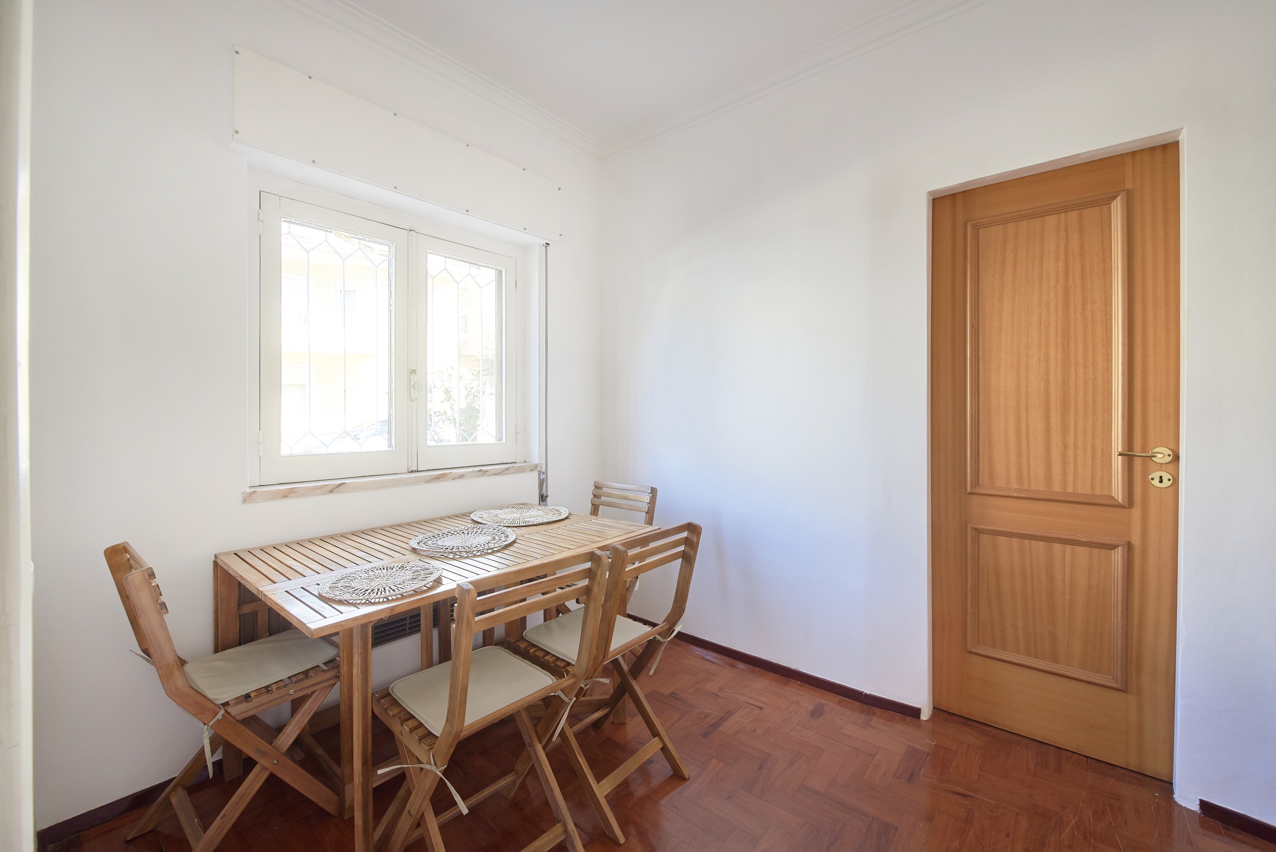 Rent Room Lisbon – Sassoeiros 46# - Dining Room