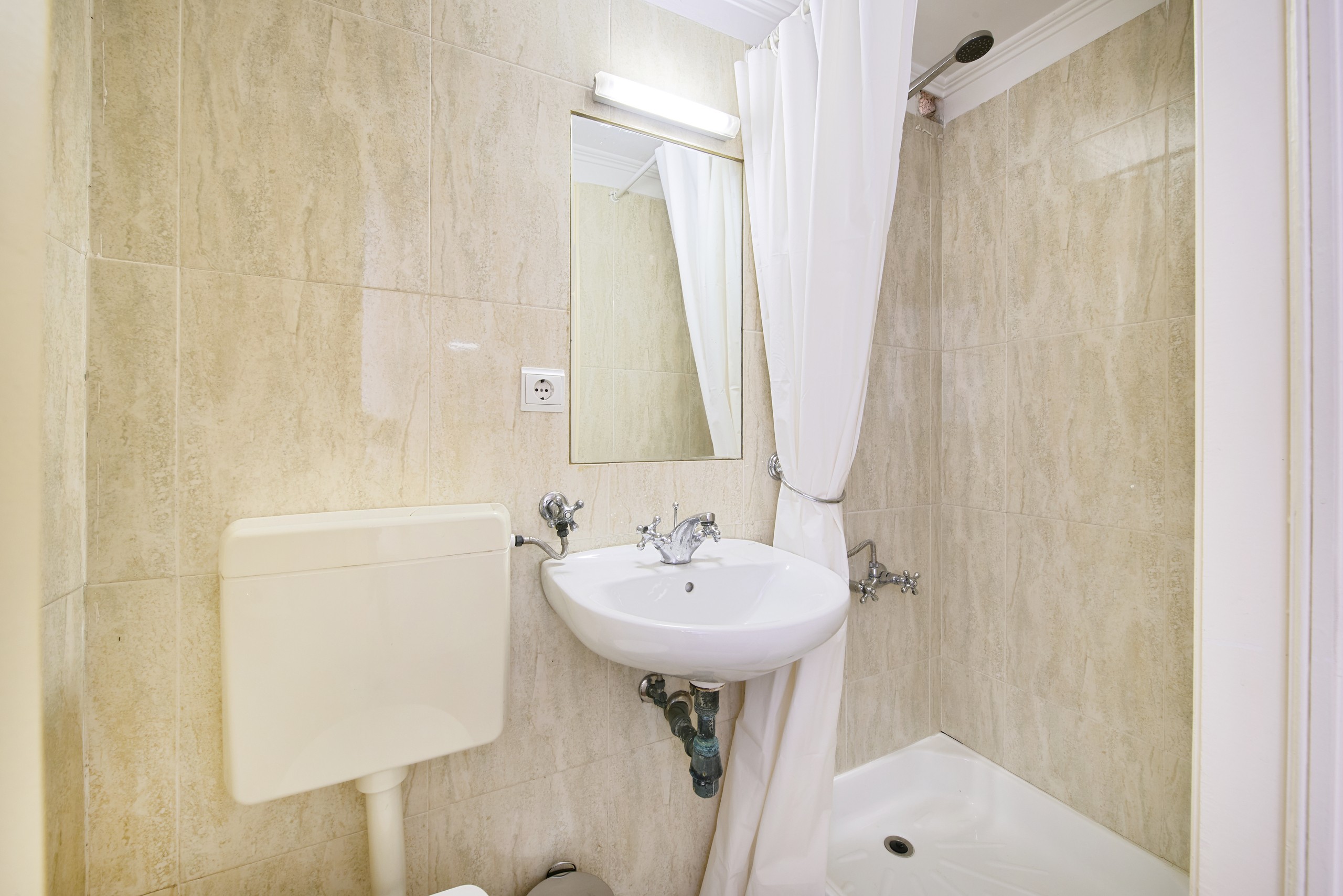 Rent Room Lisbon – Chiado 47# - Bathroom