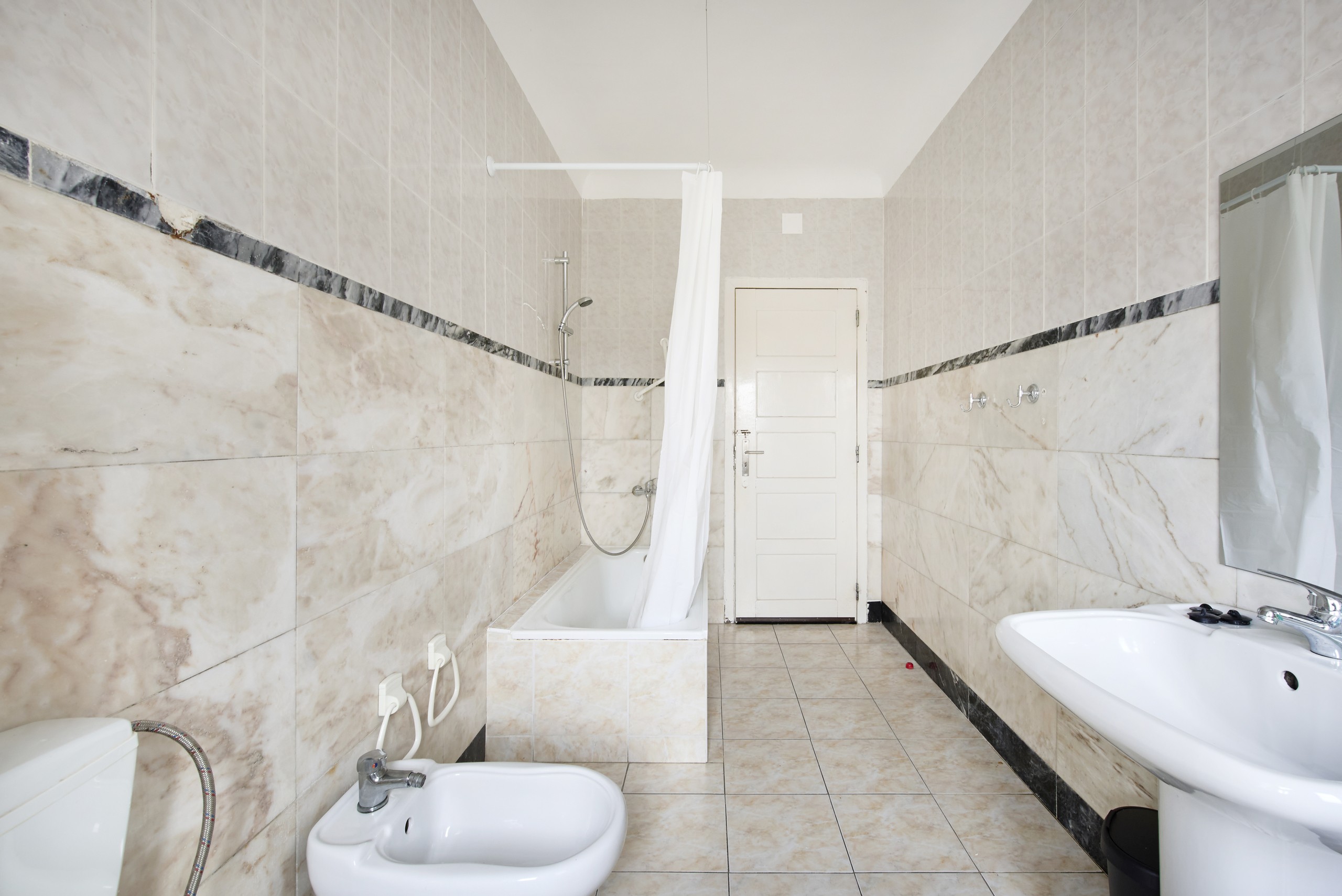 Rent Room Lisbon – Arroios 55# - Bathroom 1