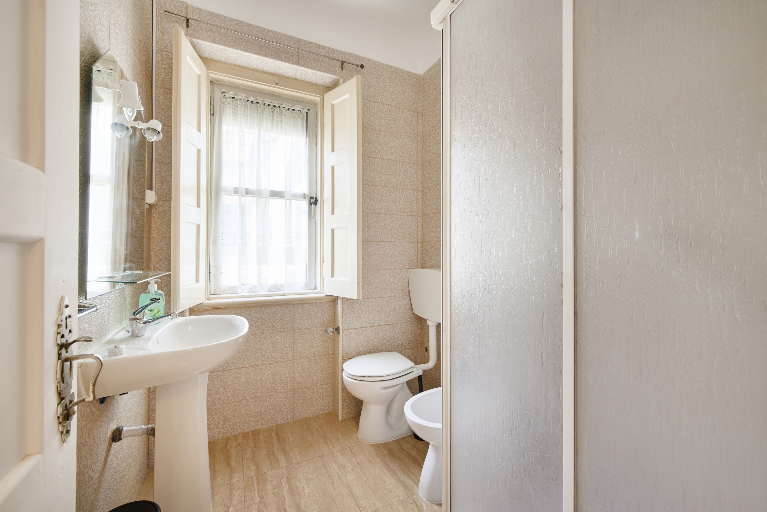 Rent Room Lisbon – Arroios 55# - Bathroom 2