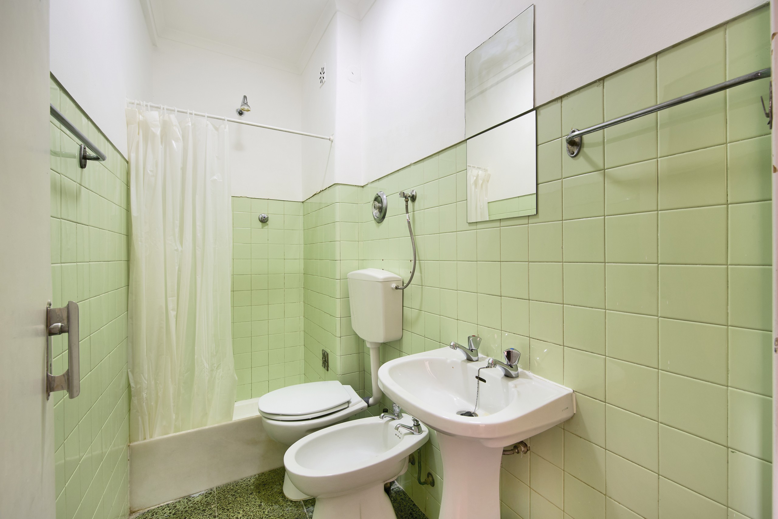 Rent Room Lisbon – Odivelas 52# - Bathroom 1