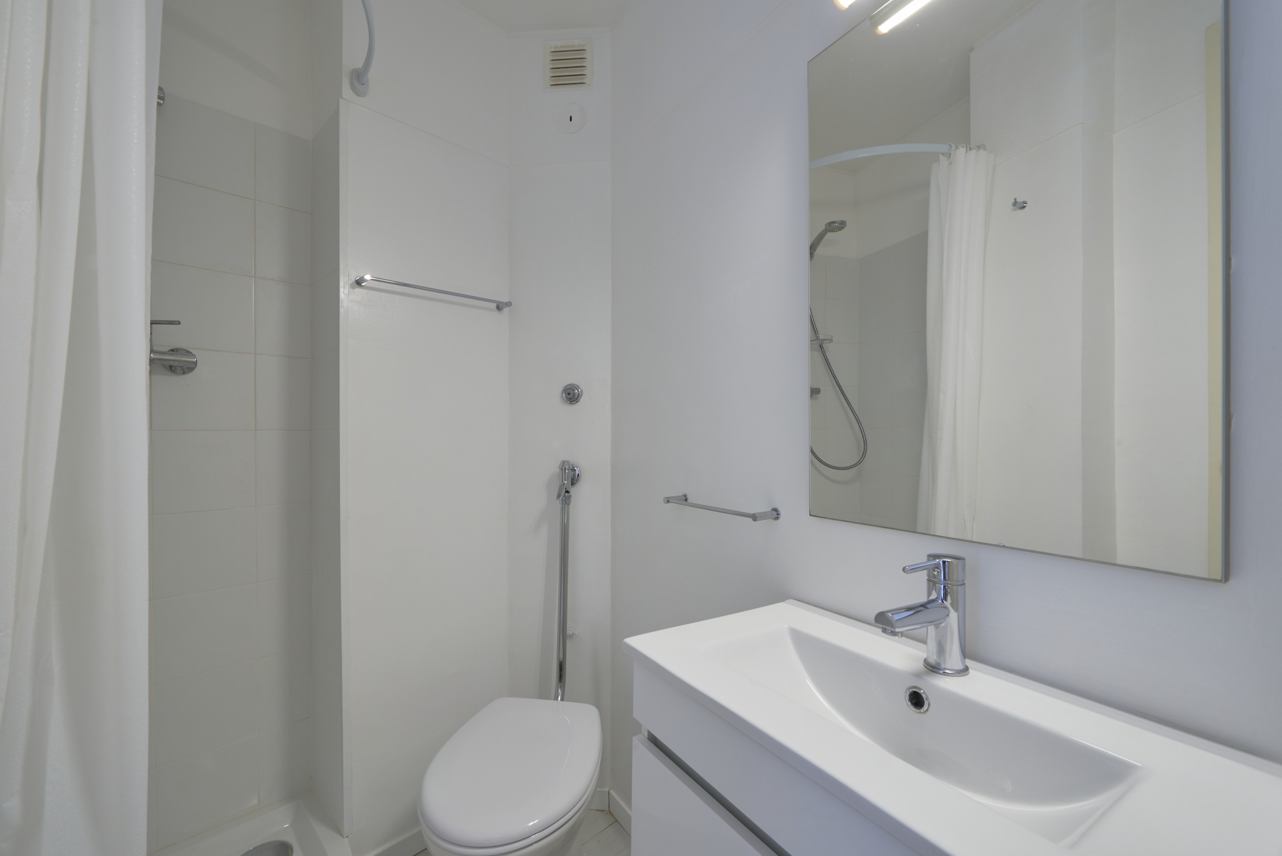 Rent Room Lisbon – Campolide 50# - Bathroom 2