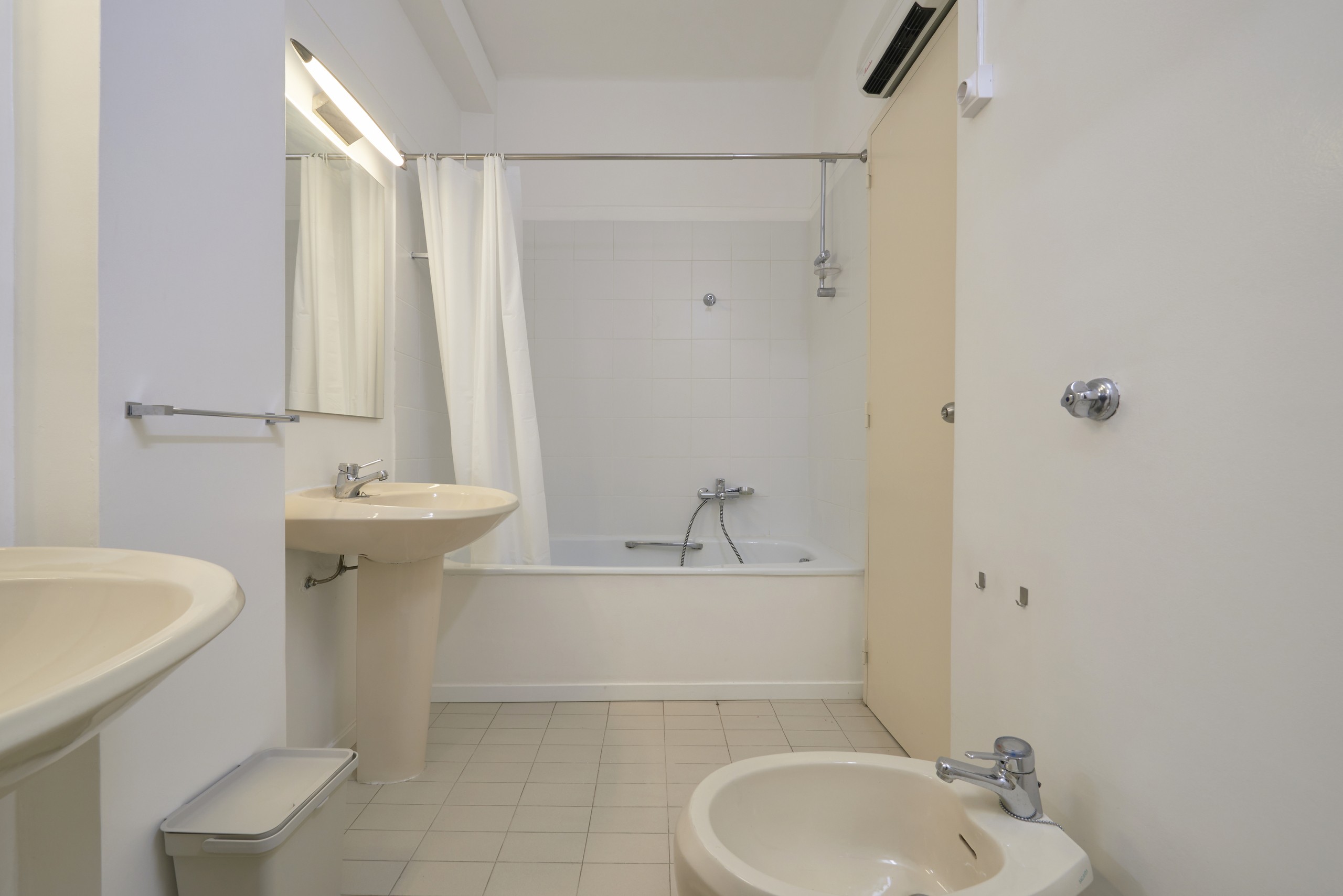 Rent Room Lisbon – Campolide 50# - Bathroom 1