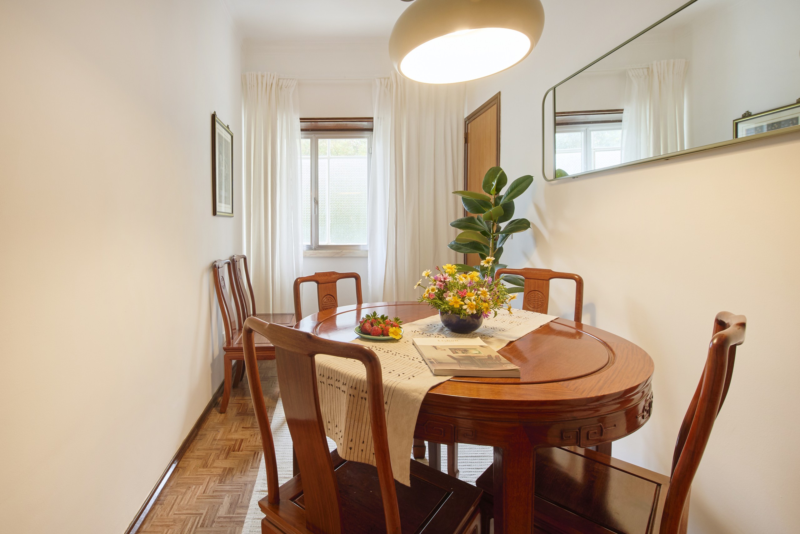 Rent Room Lisbon – Laranjeiras 53# - Dining Room