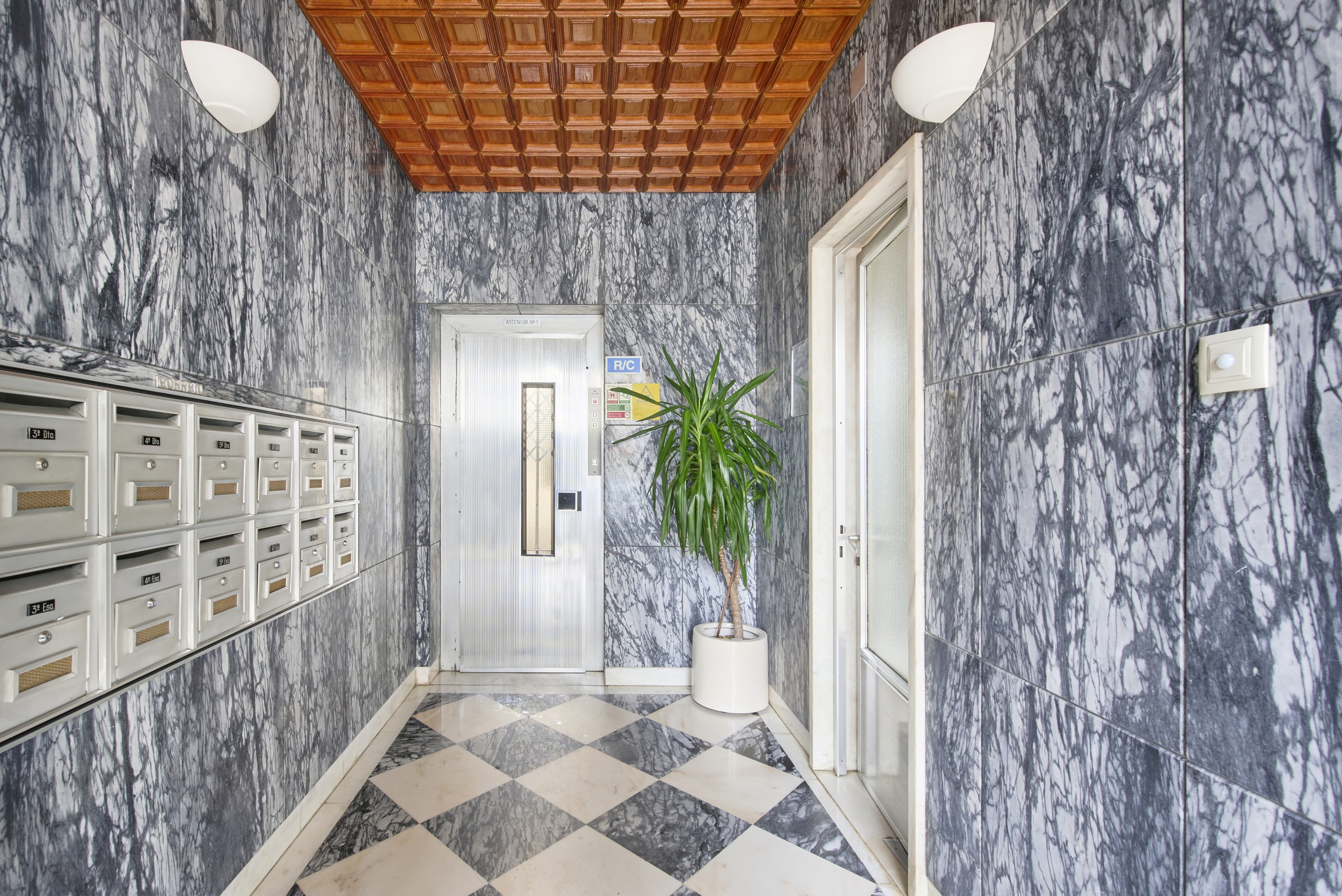 Rent Room Lisbon – Laranjeiras 53# - Building