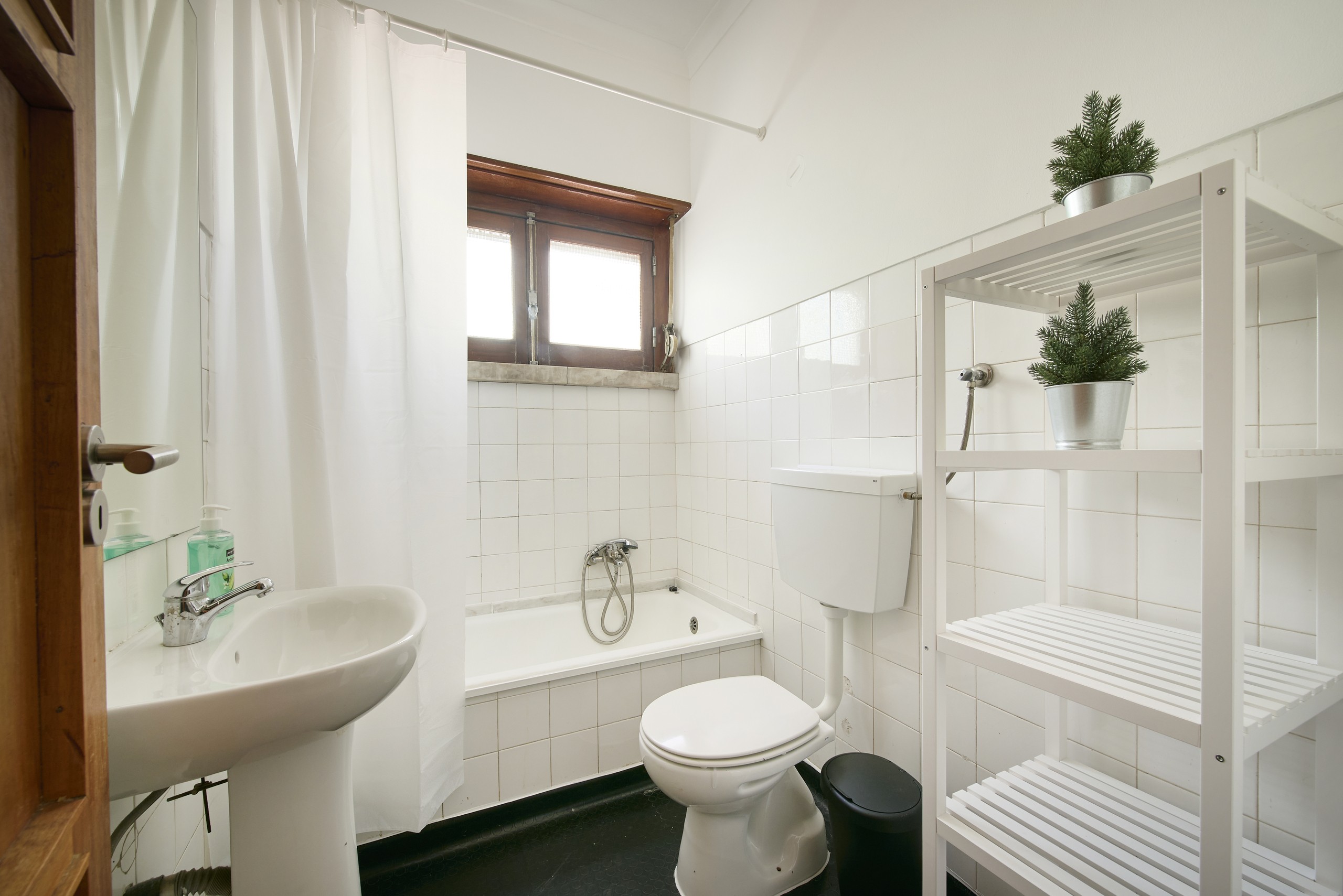 Rent Room Lisbon – Santa Apolónia 59# - Bathroom 1