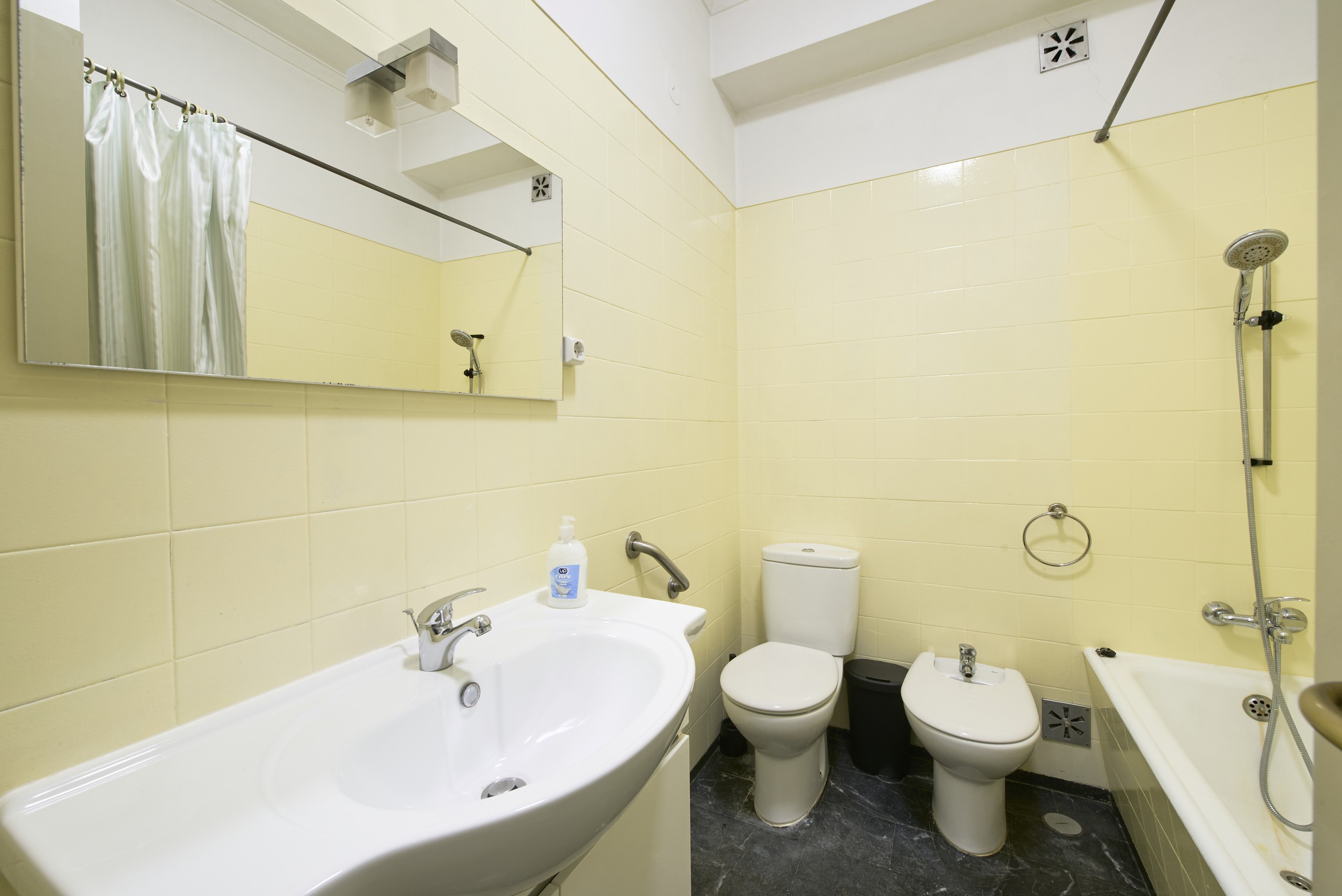 Rent Room Lisbon – Alvalade 57# - Bathroom 1