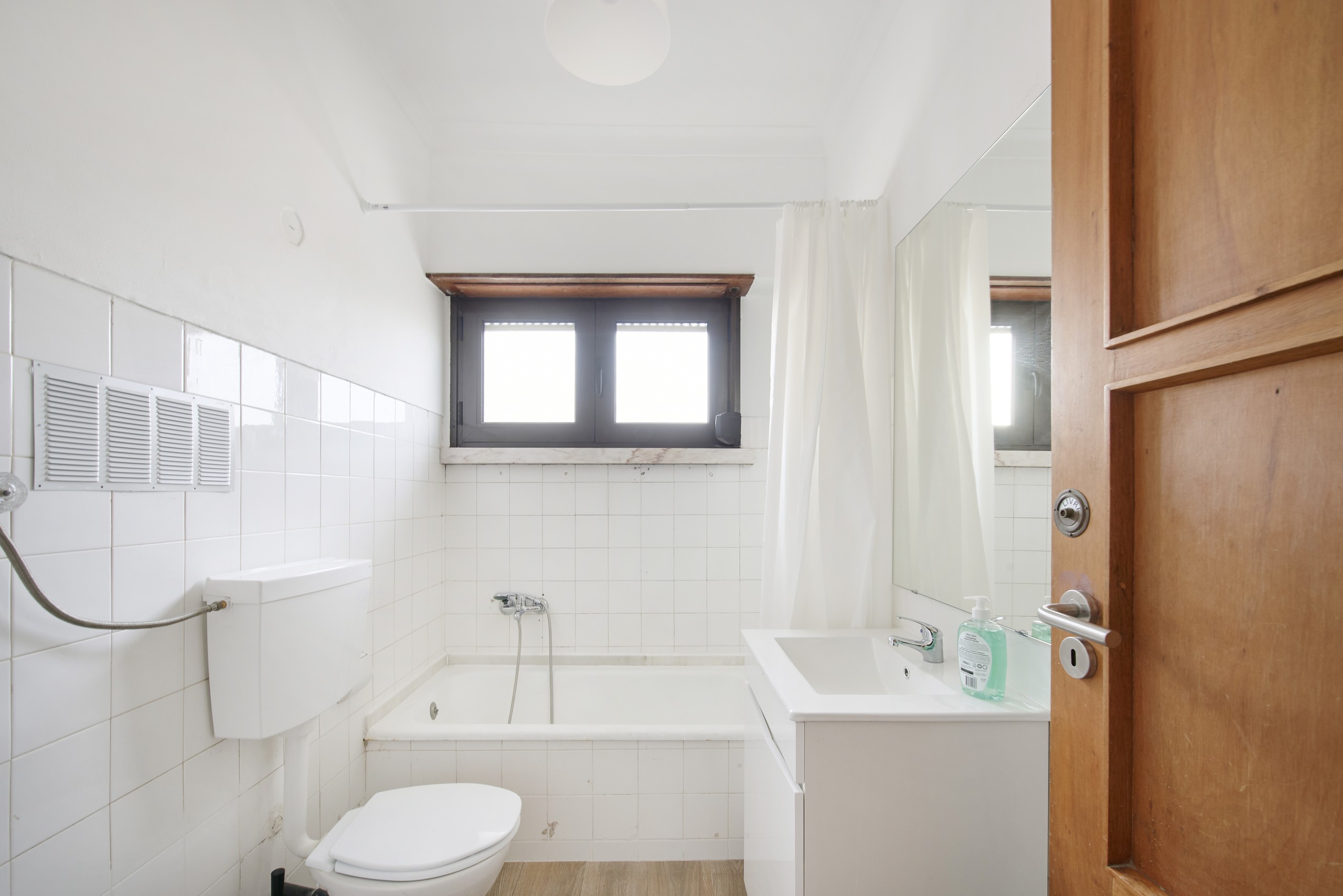 Rent Room Lisbon – Santa Apolónia 56# - Bathroom 3