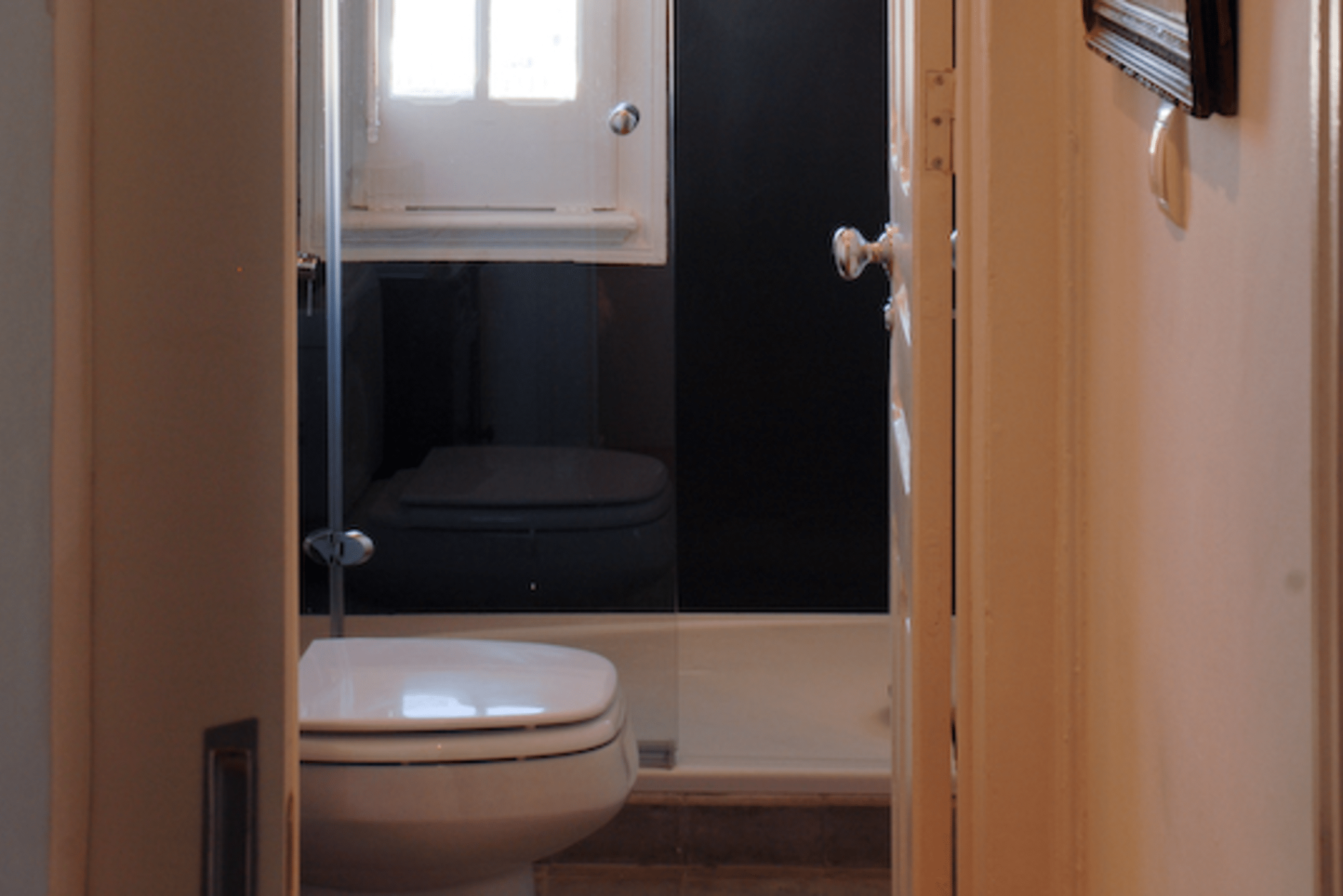 Rent Room Lisbon – Campo de Ourique 22# – Bathroom