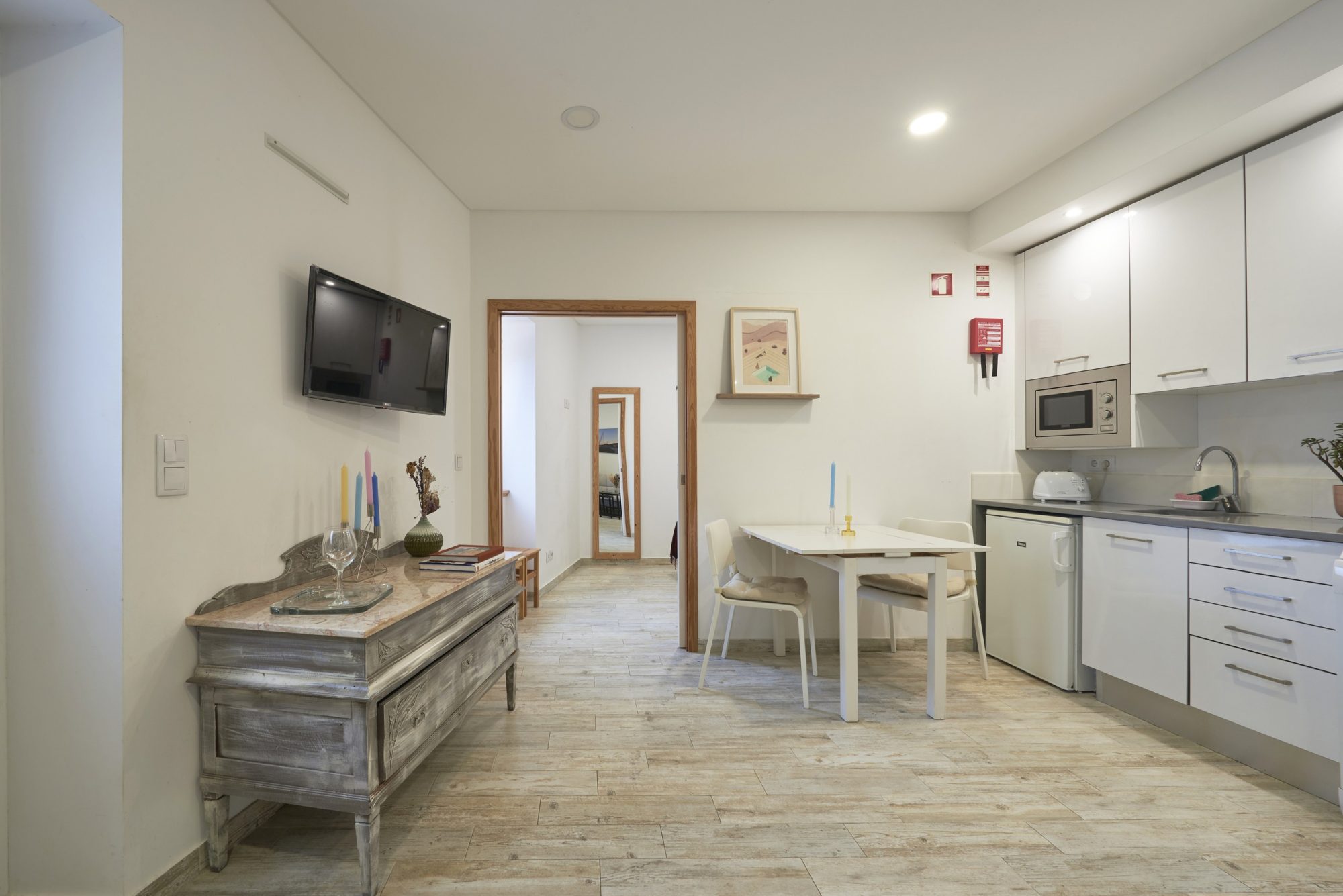 Rent Room Lisbon – Paço de Arcos 27# – Dining Room