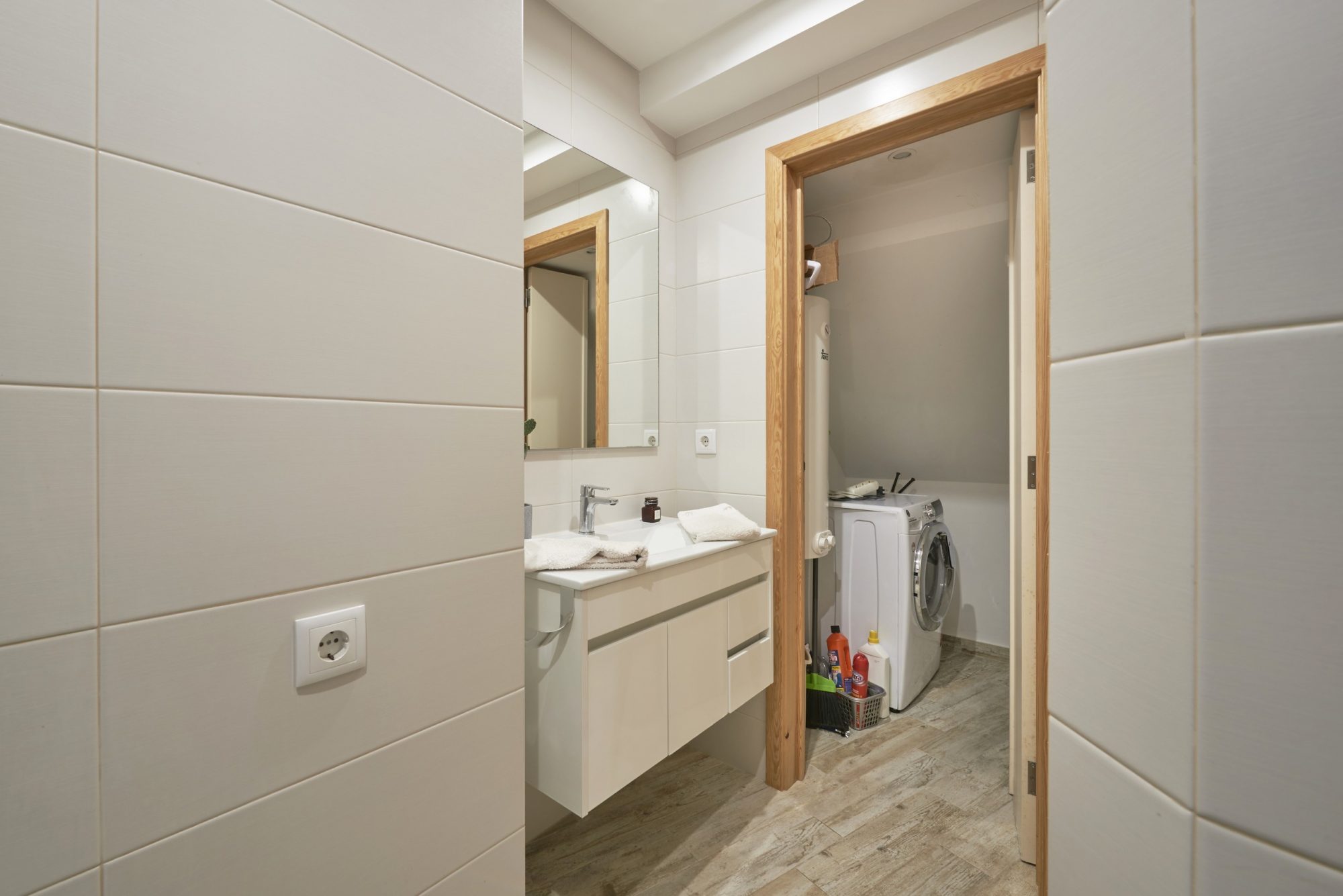 Rent Room Lisbon – Paço de Arcos 27# – Bathroom